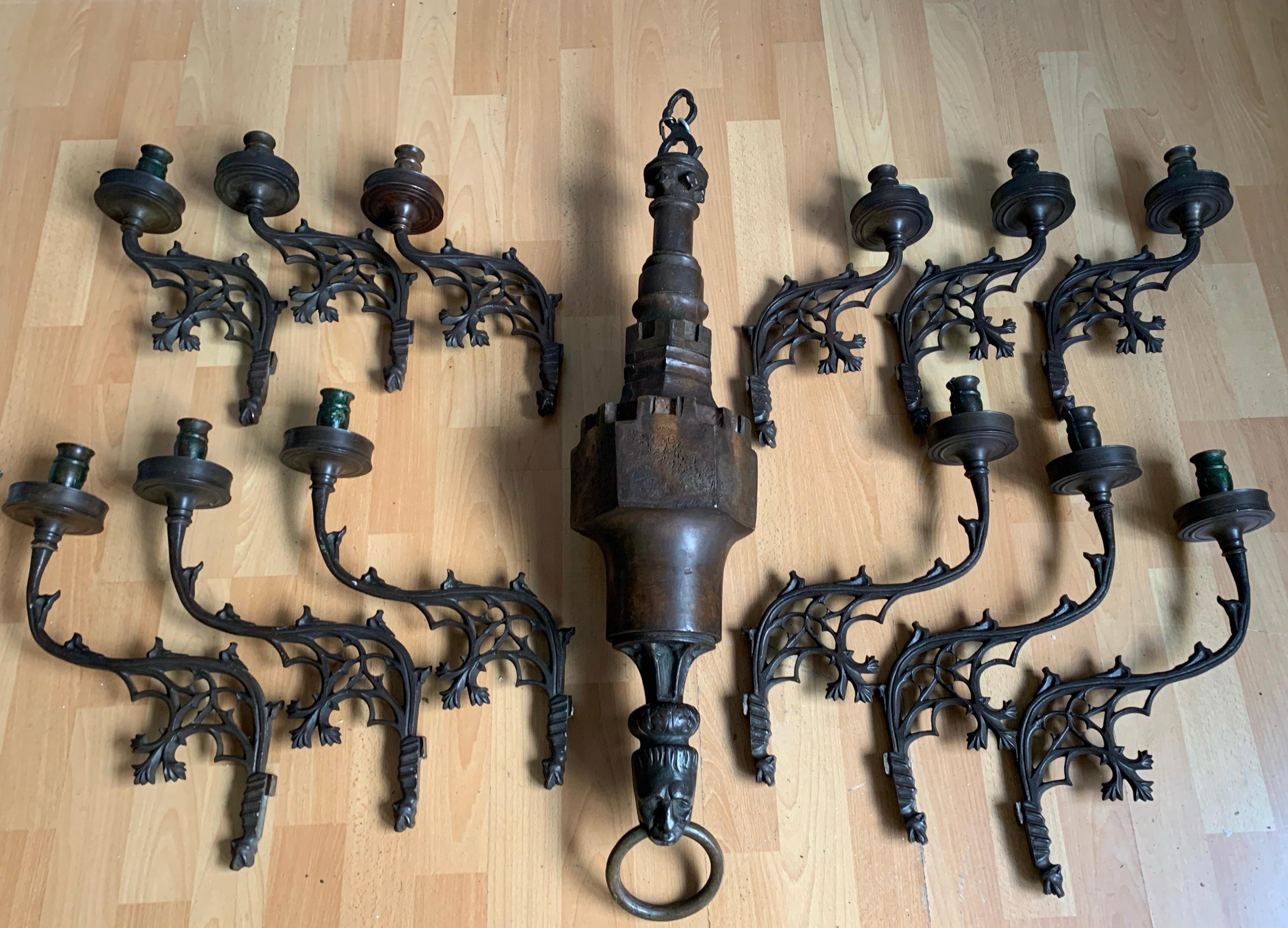 Français Rare lustre néo-gothique ancien de 12 bougies en bronze avec sculptures de Gargoyle en vente