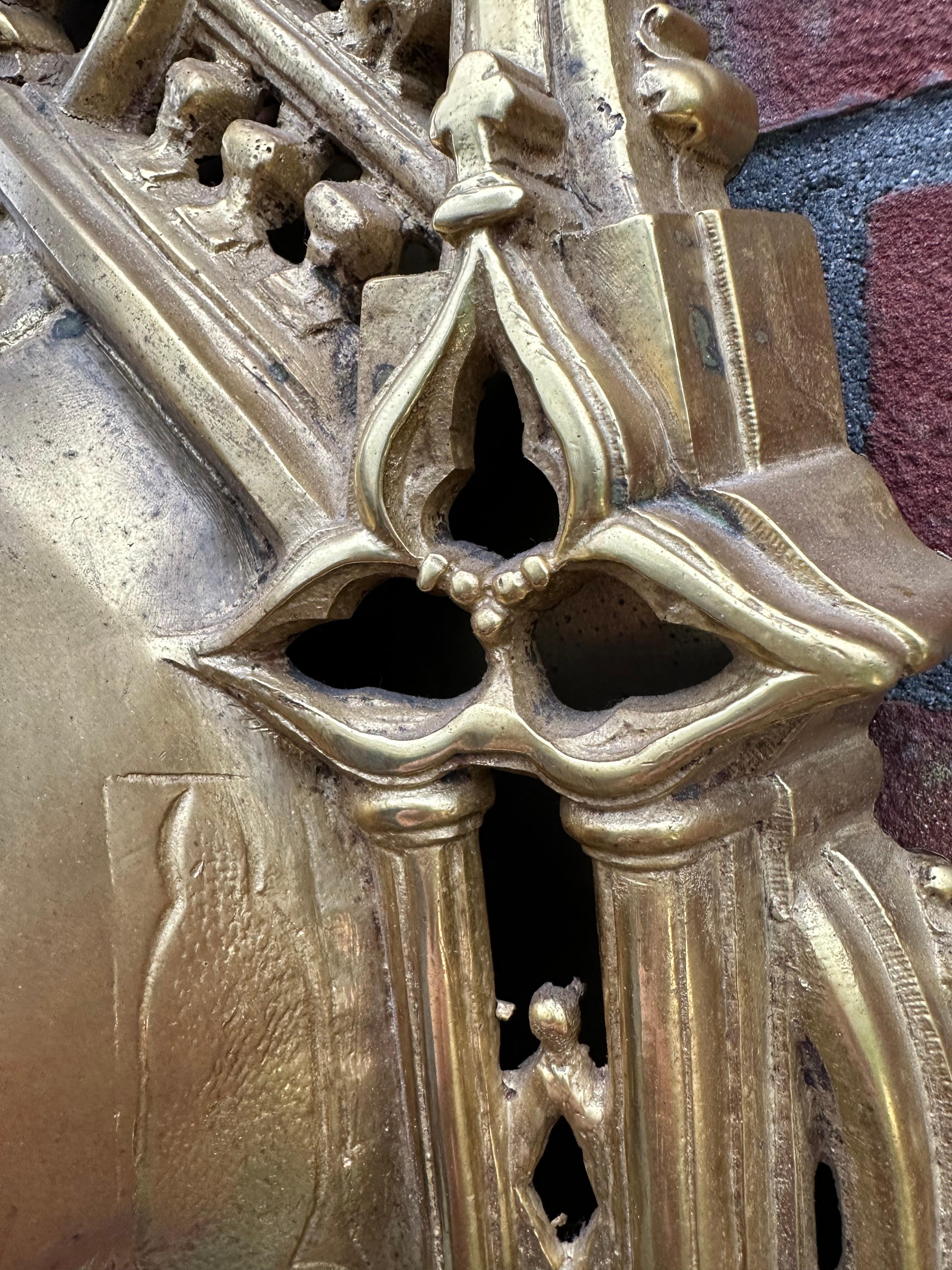 Seltene antike gotische Revival vergoldete Bronze Cartel Wanduhr mit Greifen Skulptur im Angebot 6