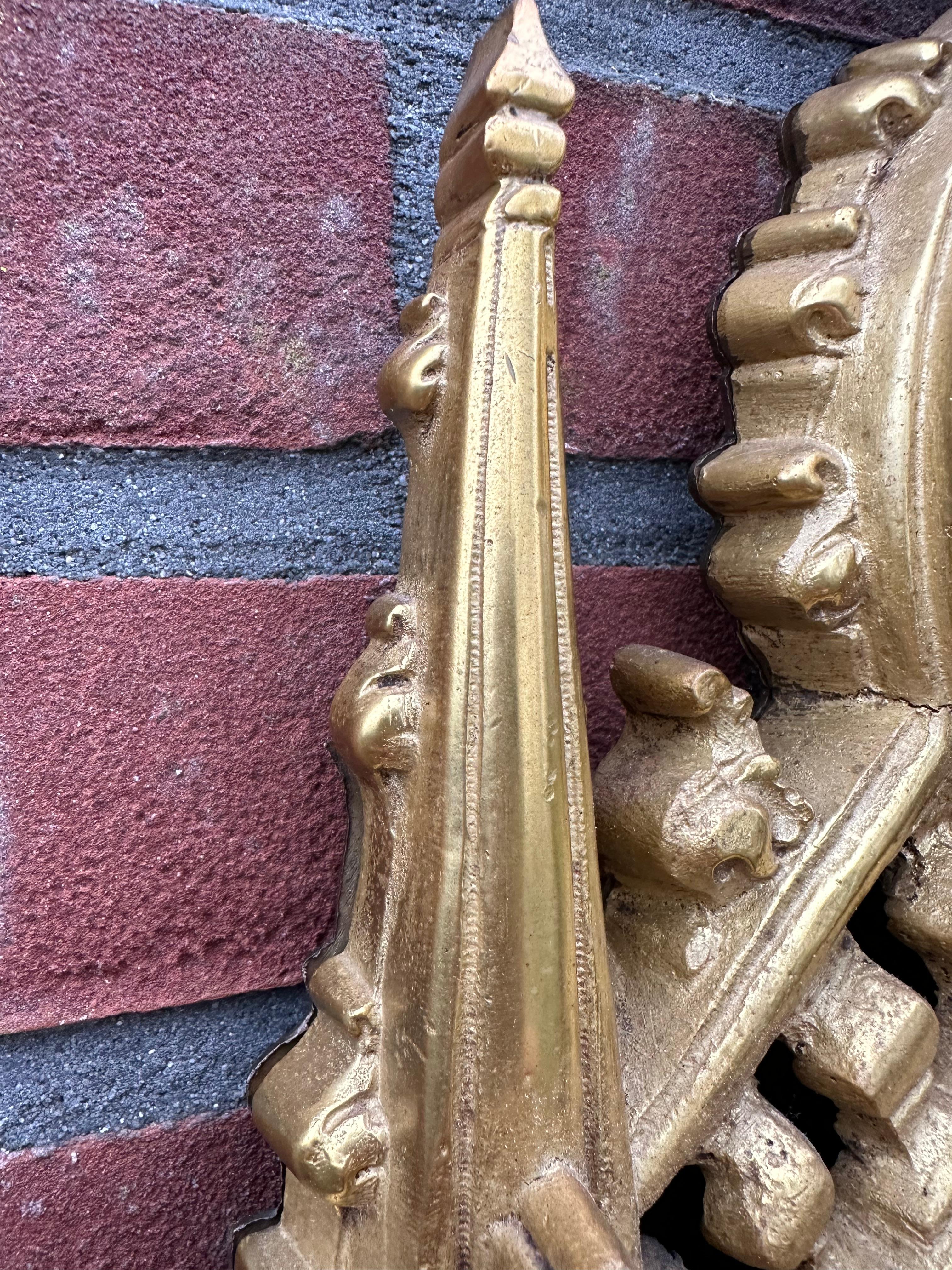 Seltene antike gotische Revival vergoldete Bronze Cartel Wanduhr mit Greifen Skulptur (Vergoldet) im Angebot