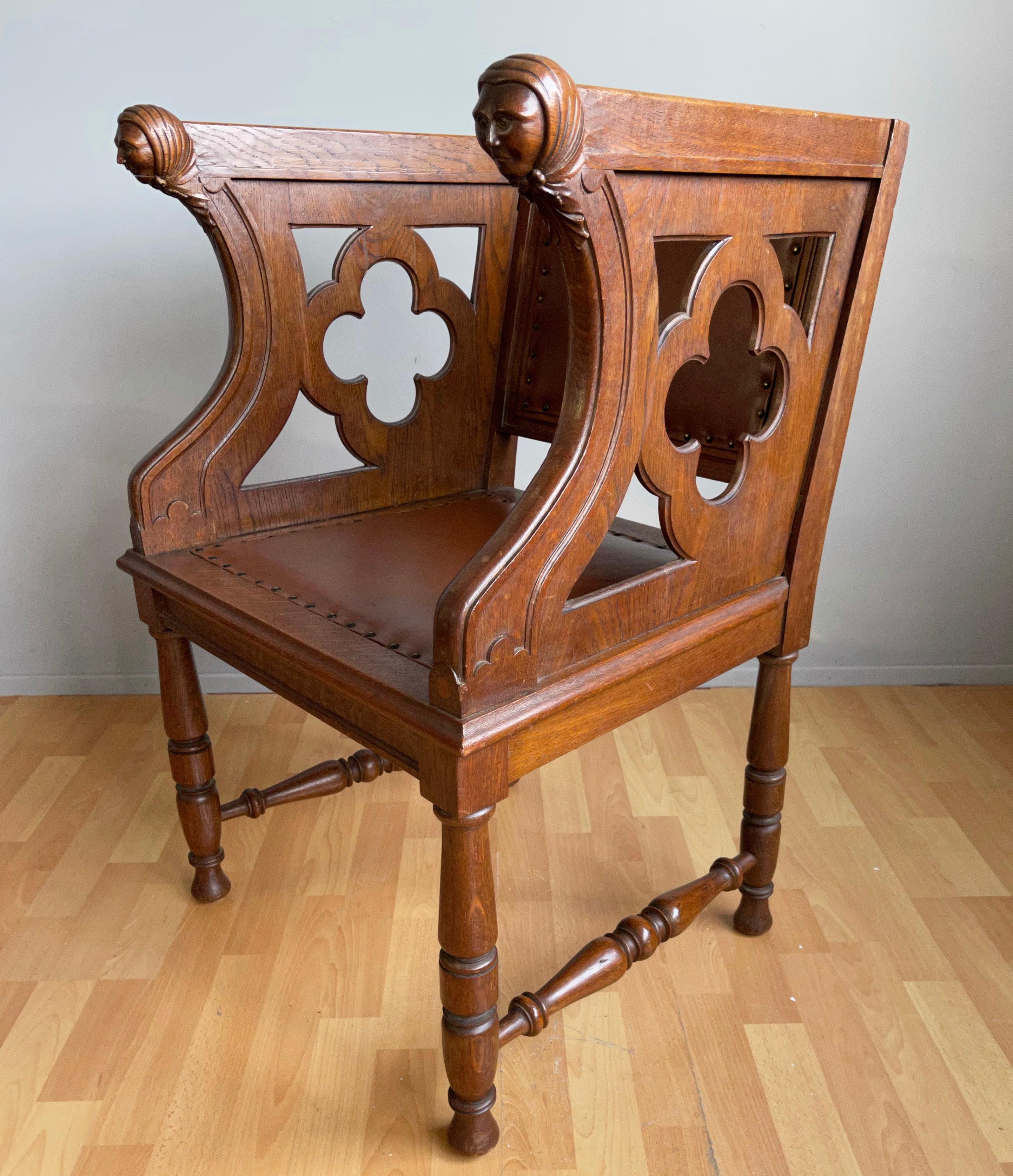 Néo-gothique Rare fauteuil ancien en chêne de style néo-gothique avec sculptures féminines dans les accoudoirs en vente