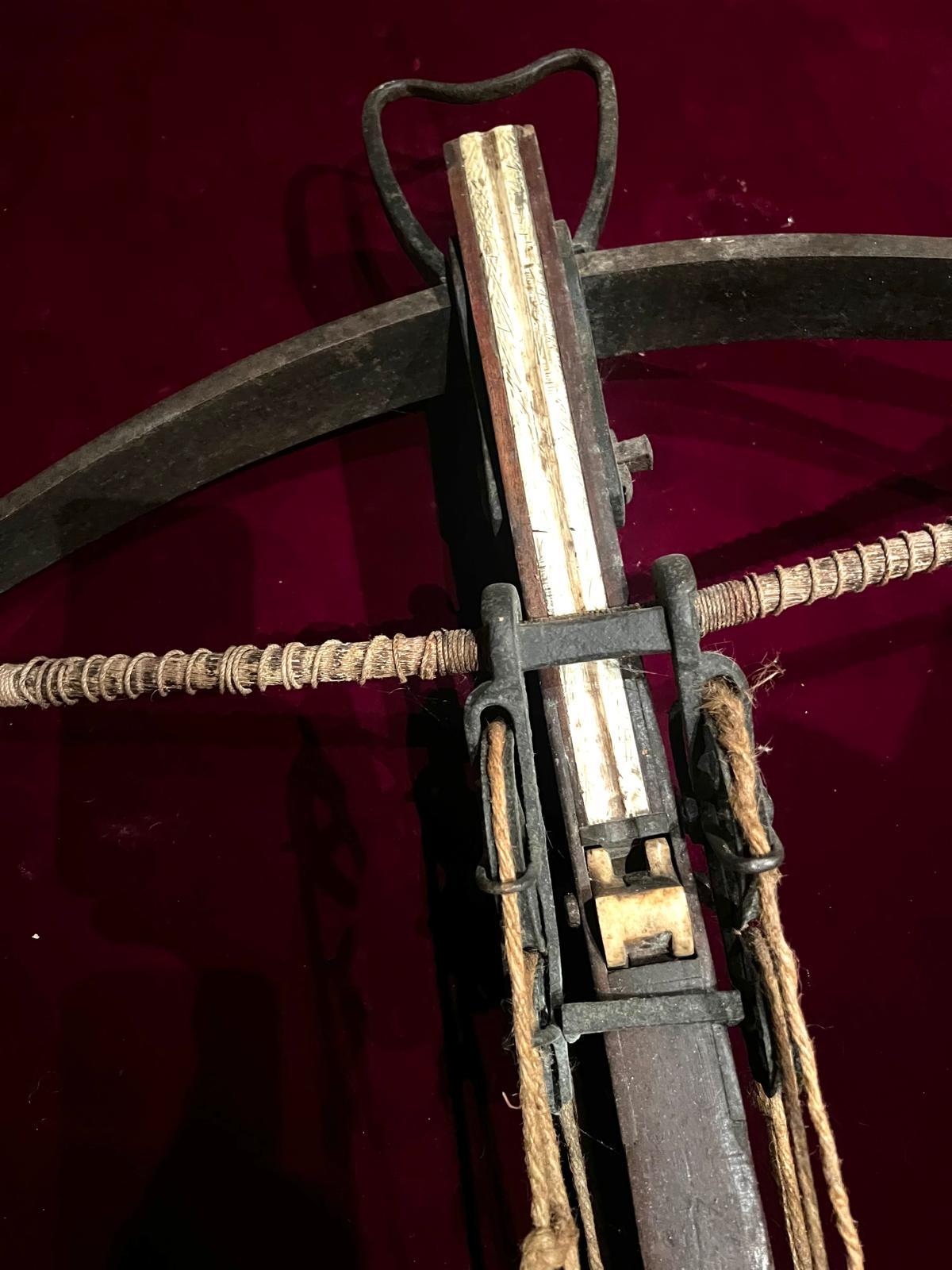Cette remarquable arbalète à guindeau, datant de la fin du XVe siècle ou du début du XVIe siècle, est un exemple frappant de l'artisanat militaire européen ancien, originaire d'Allemagne. Mesurant 115 cm de long et 72 cm de large, il est doté d'une
