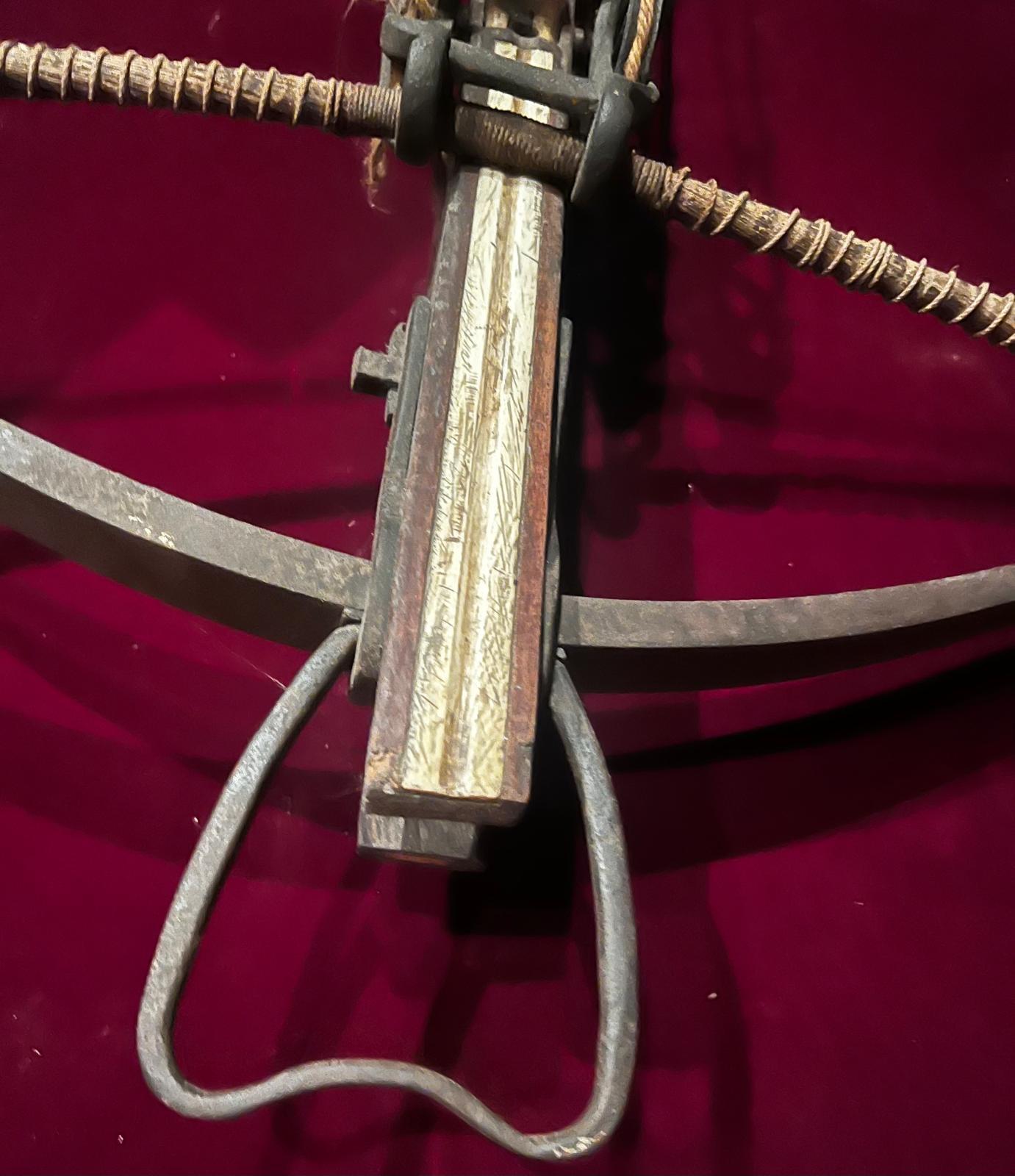 Allemand Rare arbalète gothique à guindeau, 15e-16e siècle, Allemagne en vente