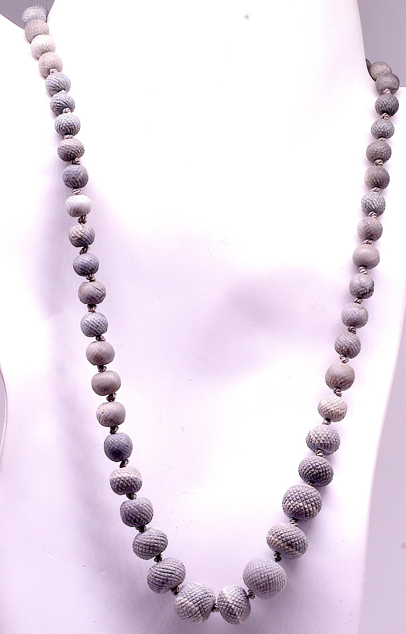 Rare collier ancien Grand Tour en pierre de lave avec perles taillées en ananas, vers 1820 en vente 10