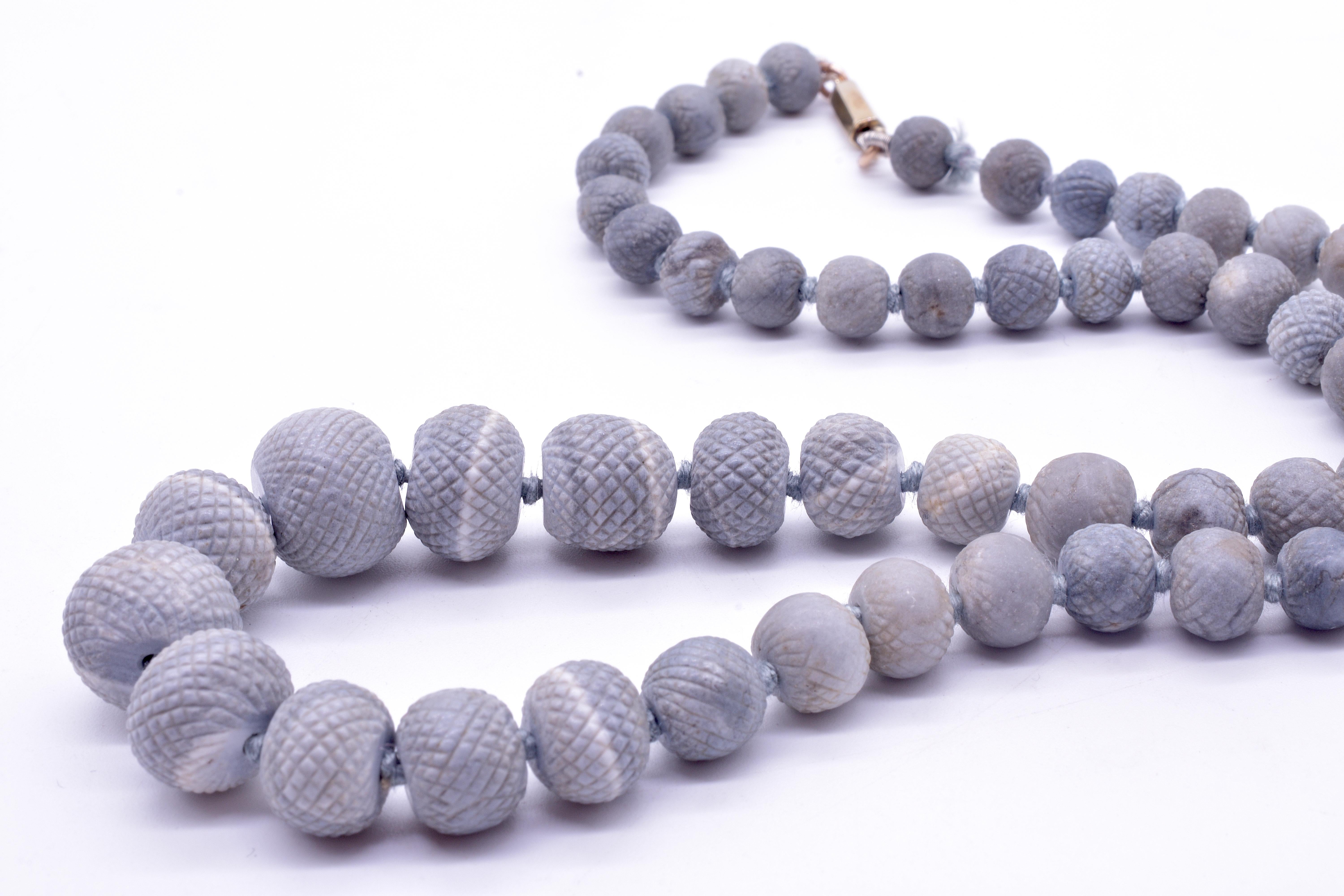 Jolies perles de lave grise rare extraites des ruines de Pompéi en Italie. L'ananas était un symbole de luxe dans les années 1700 et a été introduit en Europe depuis l'Asie dans les années 1600. Les bijoux en lave étaient fabriqués à partir de la