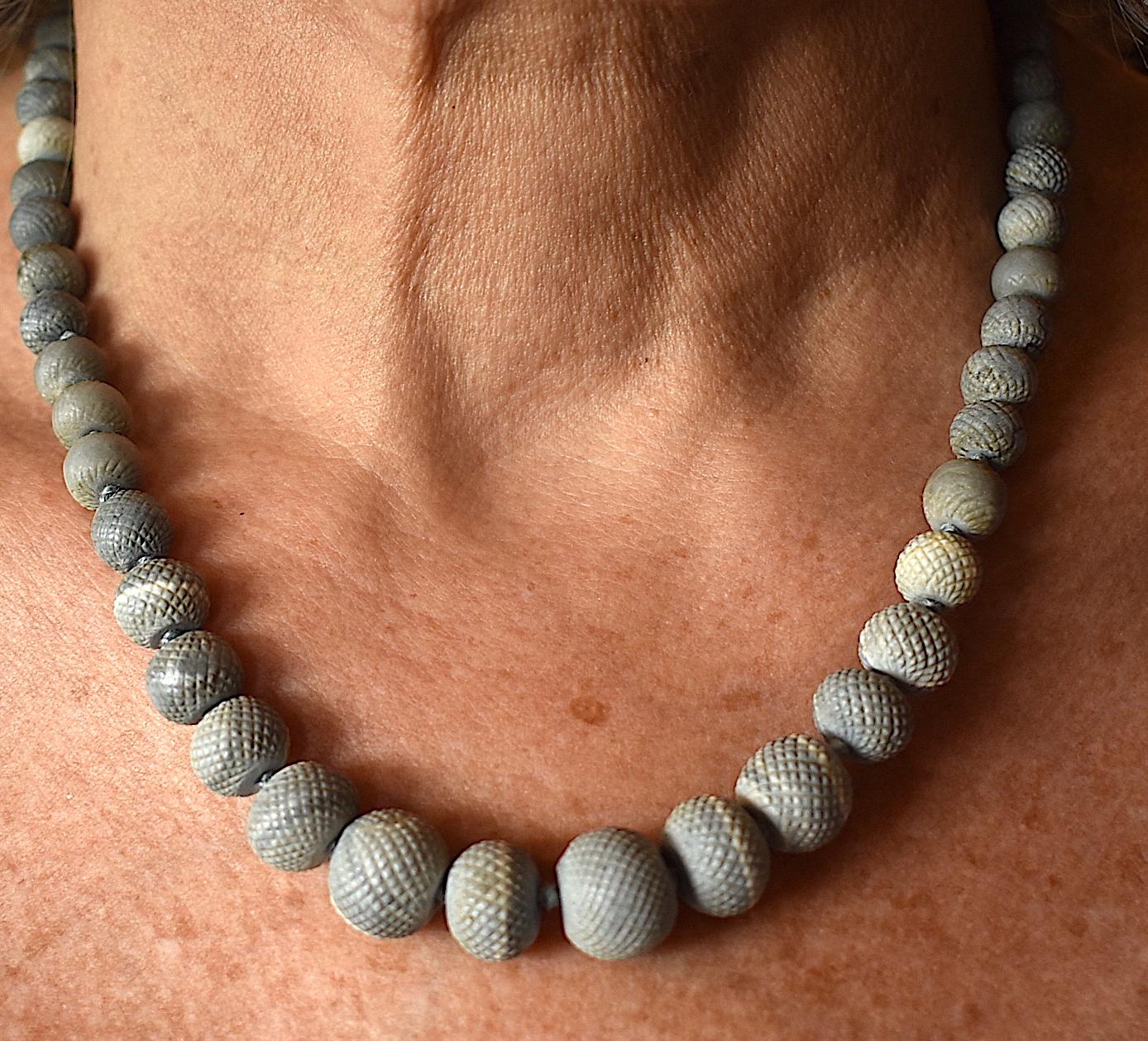 Début de l'époque victorienne Rare collier ancien Grand Tour en pierre de lave avec perles taillées en ananas, vers 1820 en vente
