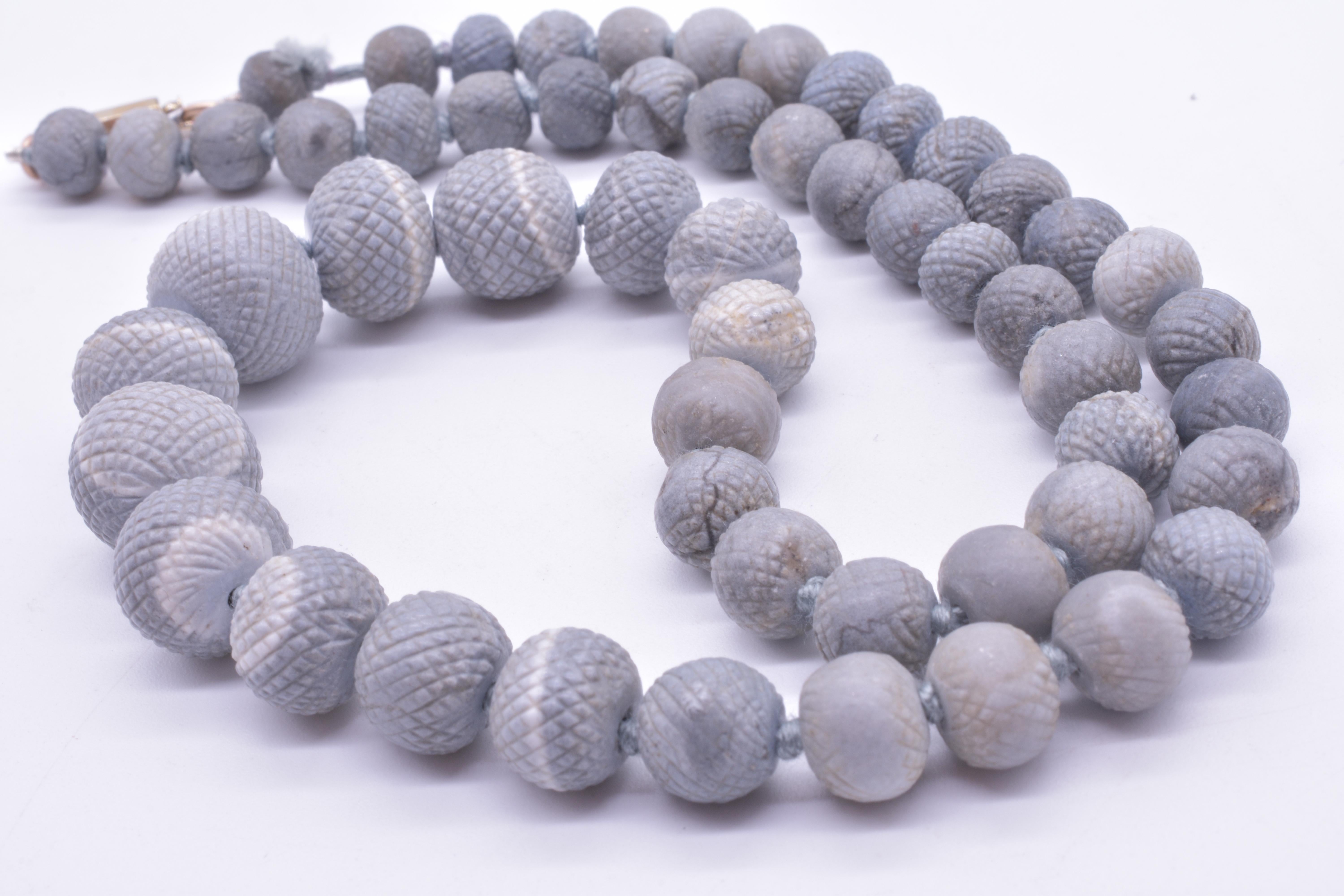 Rare collier ancien Grand Tour en pierre de lave avec perles taillées en ananas, vers 1820 en vente 2