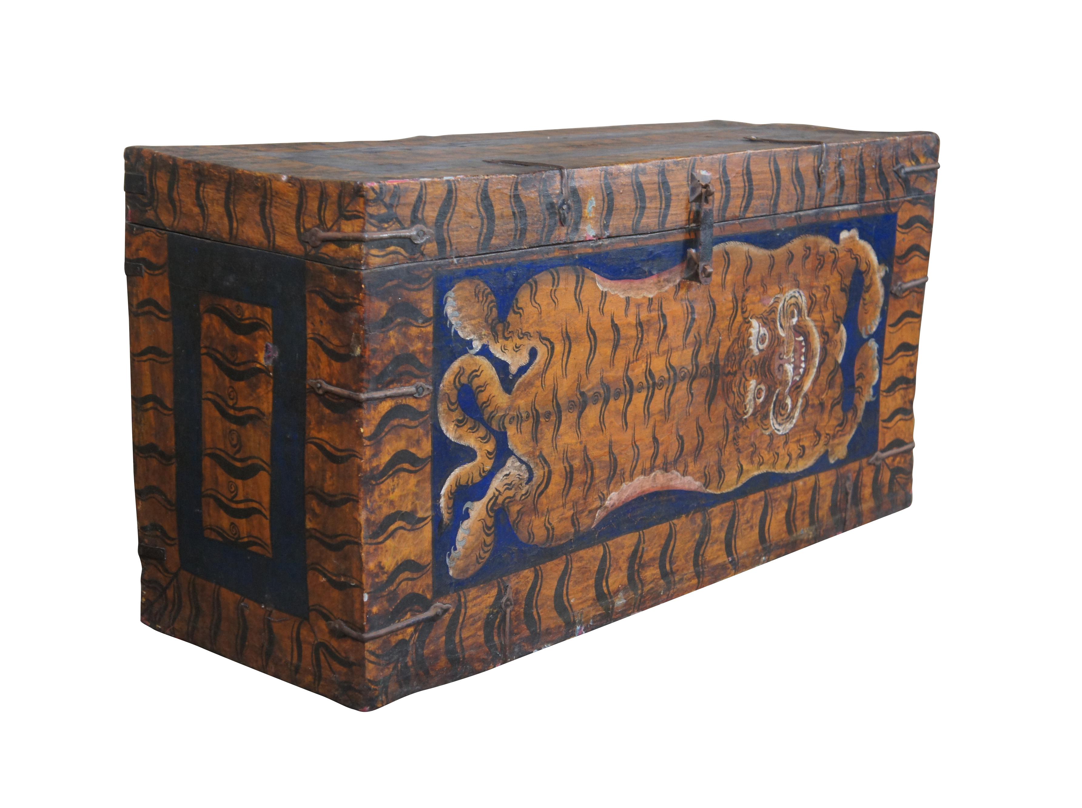 Rare Antique Hand Painted Tibetan Lacquered Tiger Trunk Storage Blanket Chest In Good Condition In Dayton, OH