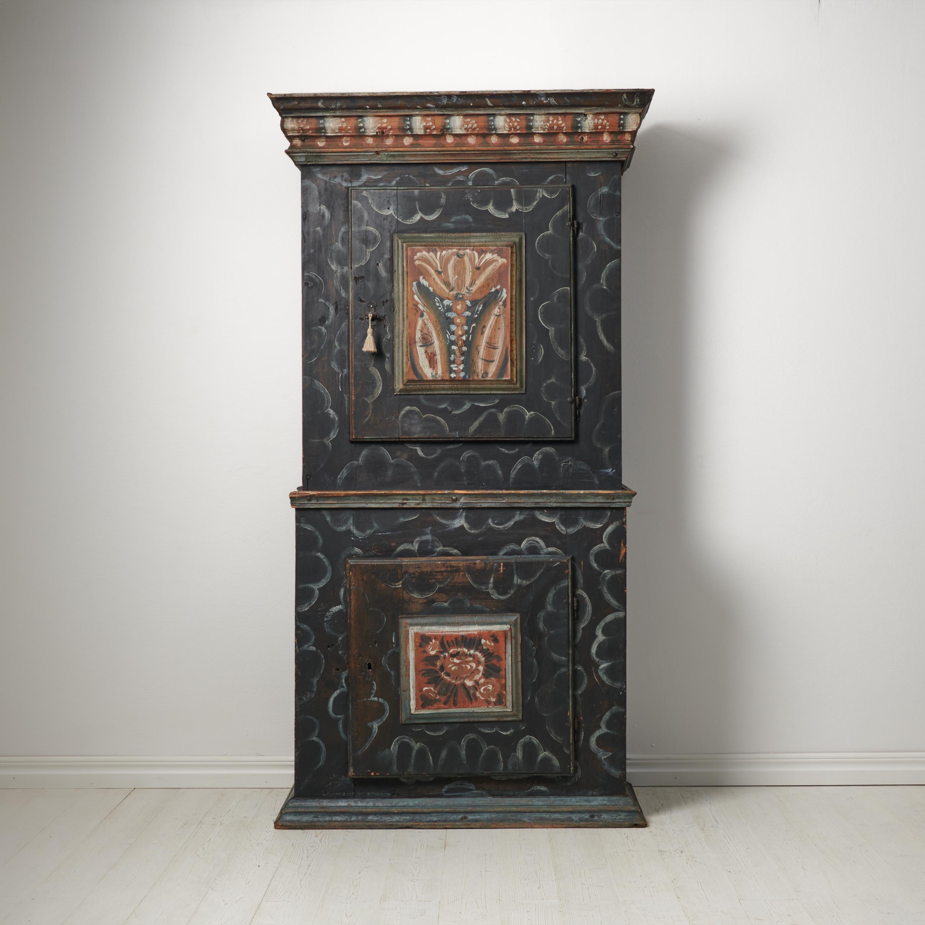 Rare folk art cabinet from Järvsö in Hälsingland, Sweden. The cabinet is made by hand in solid pine around 1790 to 1810 and has the original paint which is in very good condition. Note that there are no clouds painted on the short ends of the