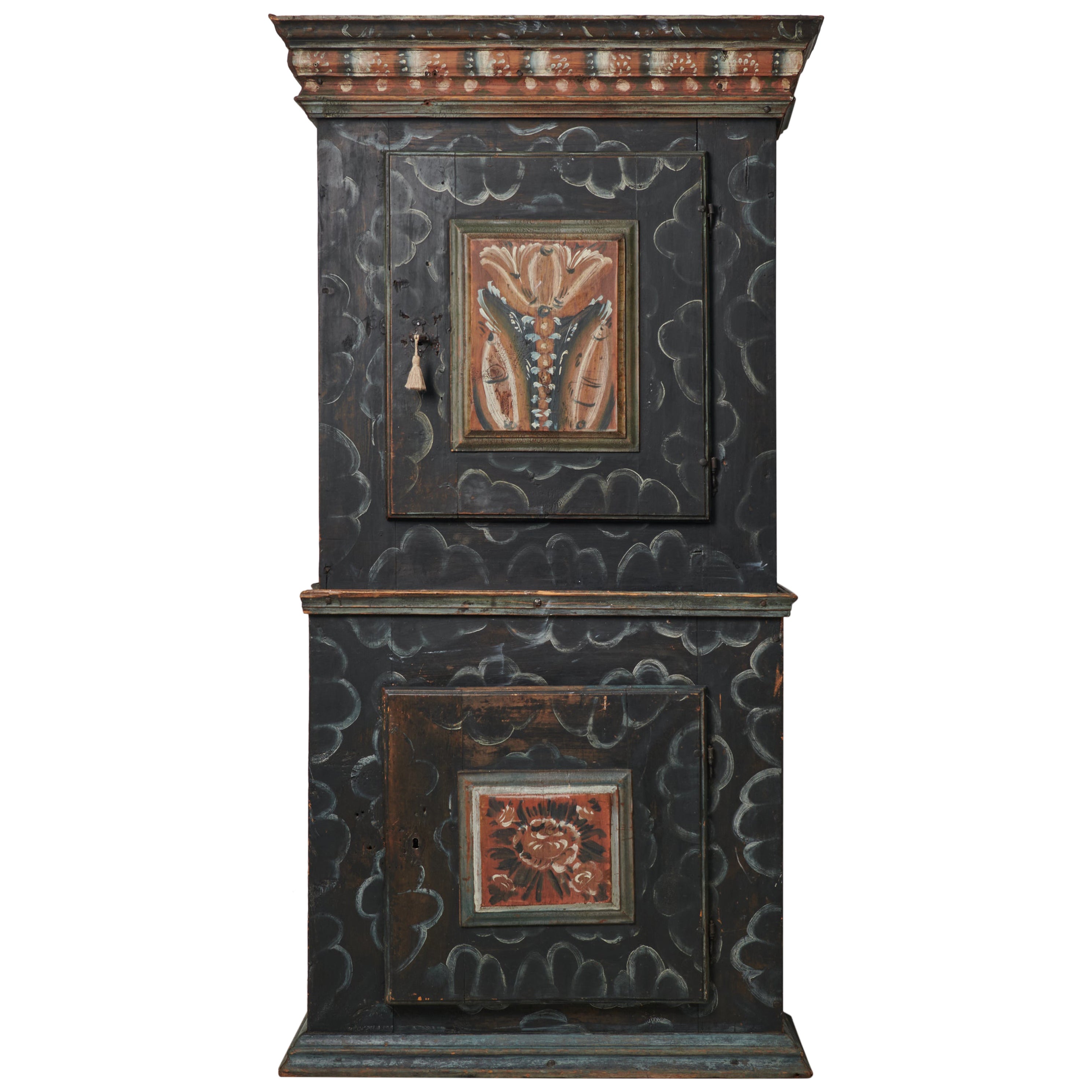 Rare grande armoire suédoise d'art populaire en pin peint en noir, fabriquée à la main et ancienne