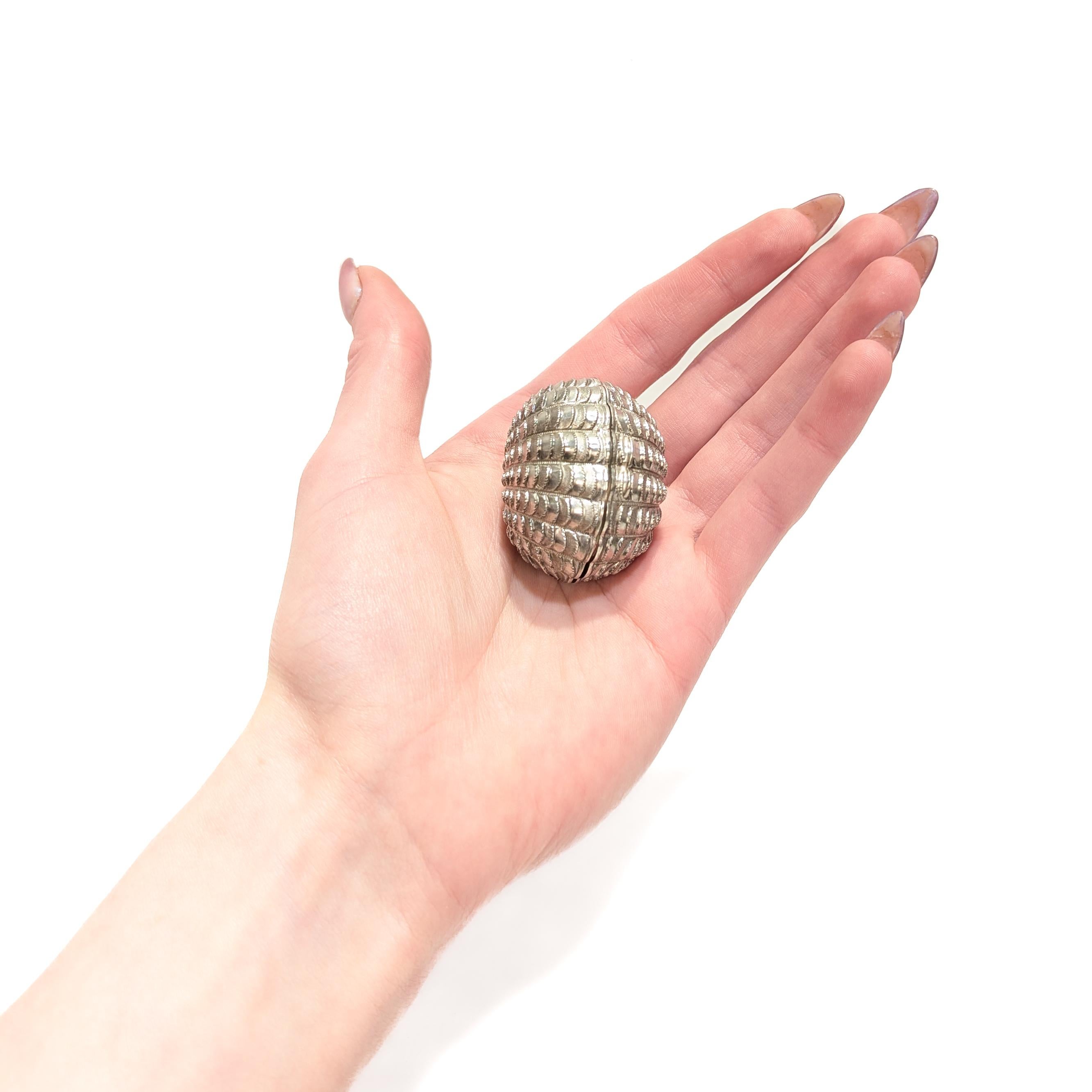 Una rarissima grattugia per noce moscata in argento sterling inglese.

A forma di conchiglia di Hilliard & Thomason di Birmingham, Inghilterra.

È modellata come una corposa conchiglia di capesante e ha un coperchio che rivela una griglia o una