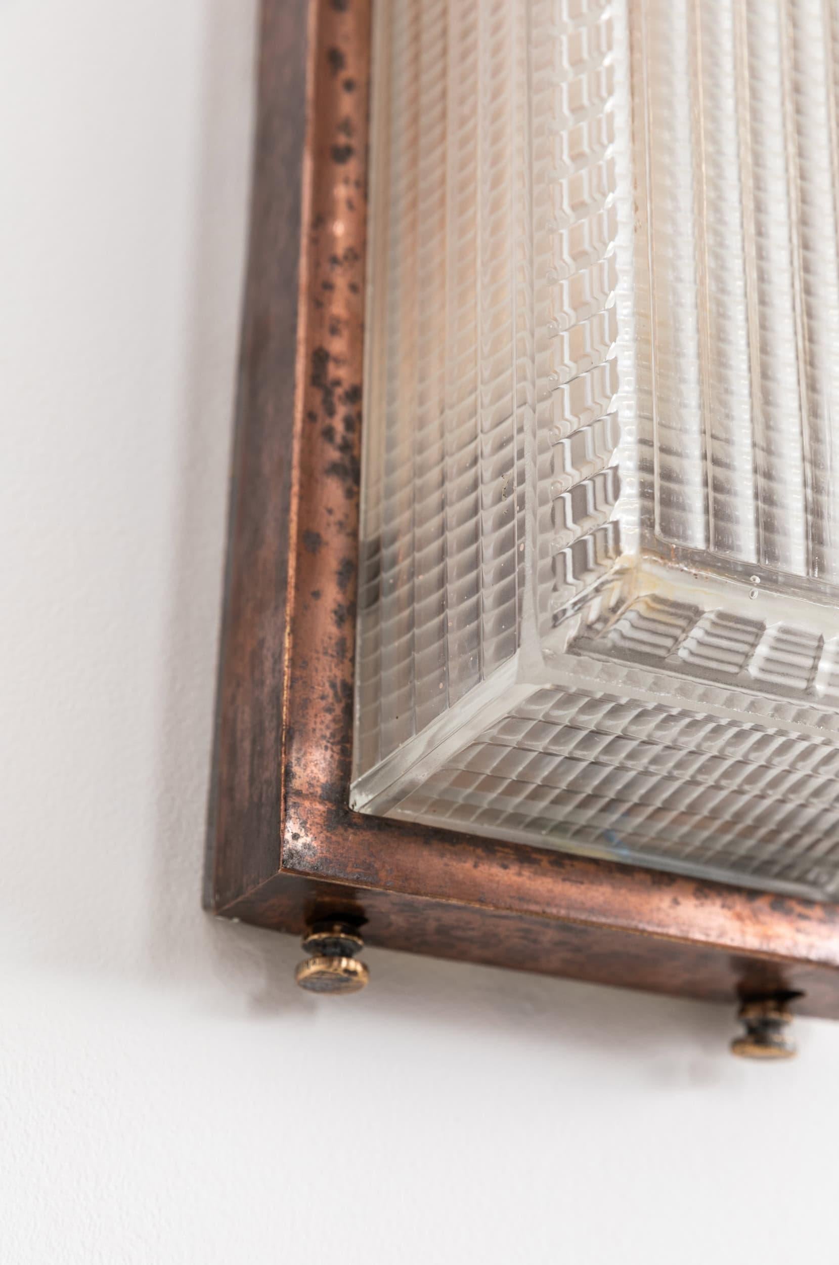 Seltene antike Holophane Pagode Prismenglas und Kupfer Wandlampe, um 1920 (Art déco) im Angebot