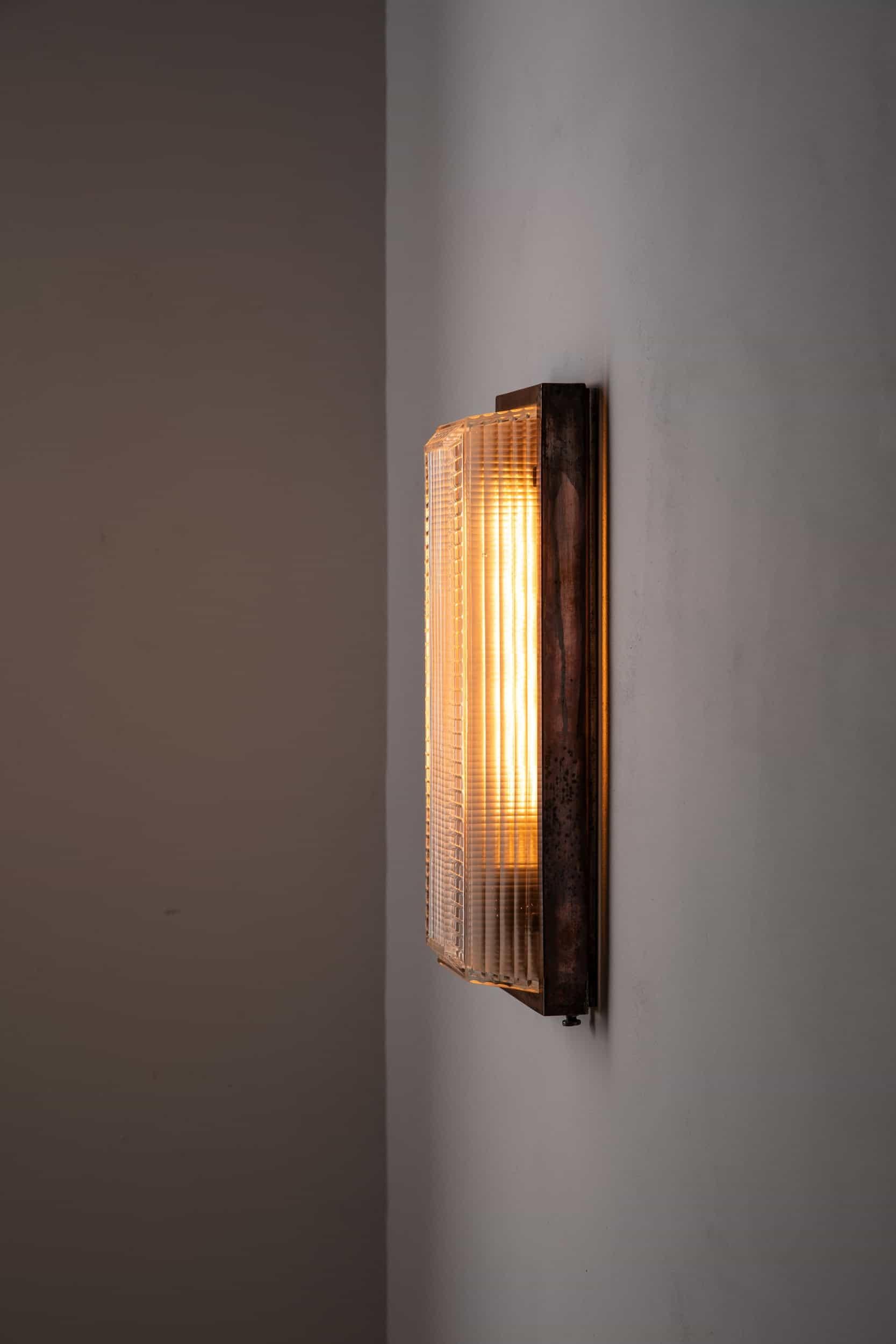 Seltene antike Holophane Pagode Prismenglas und Kupfer Wandlampe, um 1920 (Gepresst) im Angebot