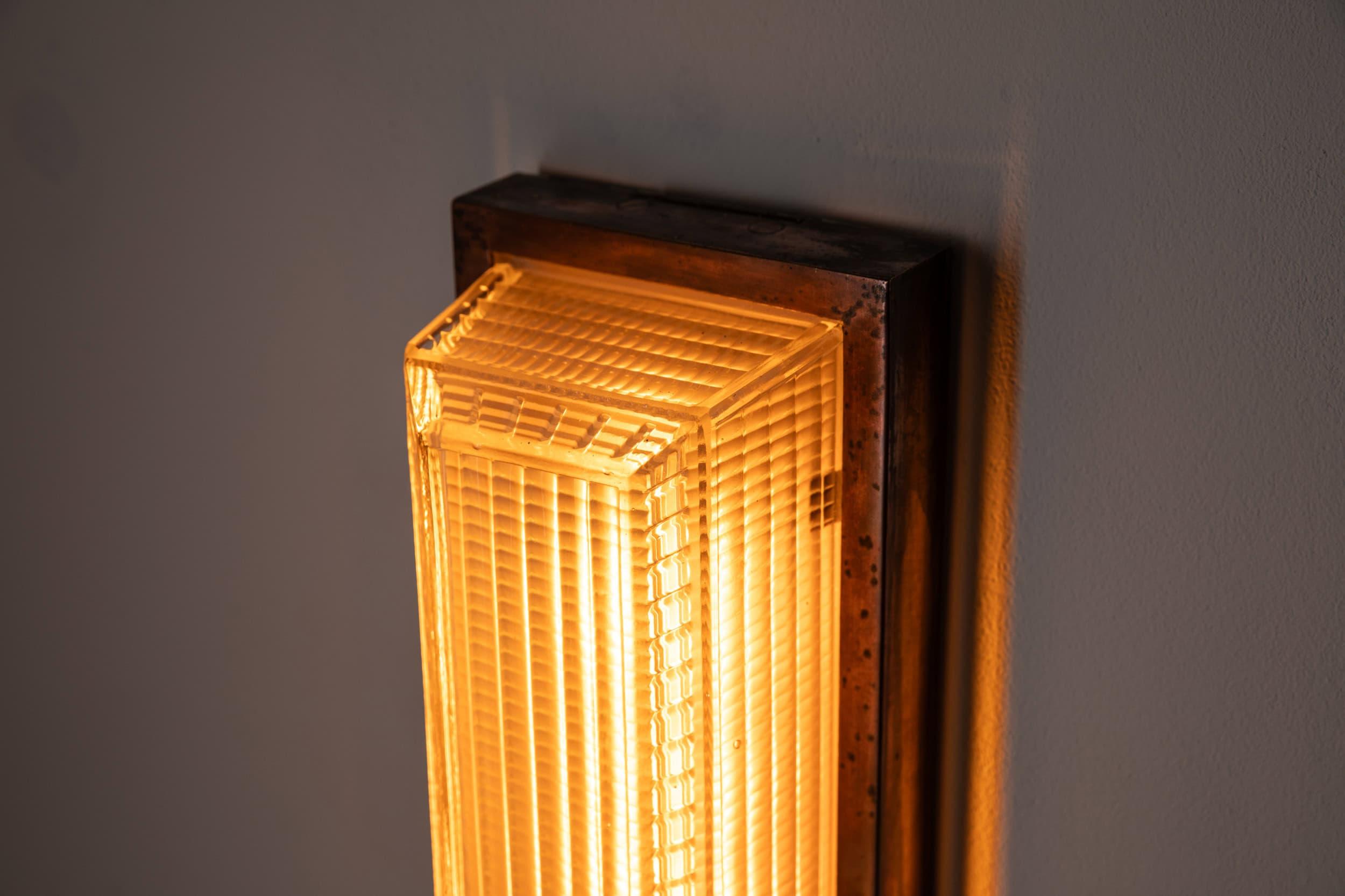 Seltene antike Holophane Pagode Prismenglas und Kupfer Wandlampe, um 1920 im Zustand „Relativ gut“ im Angebot in London, GB