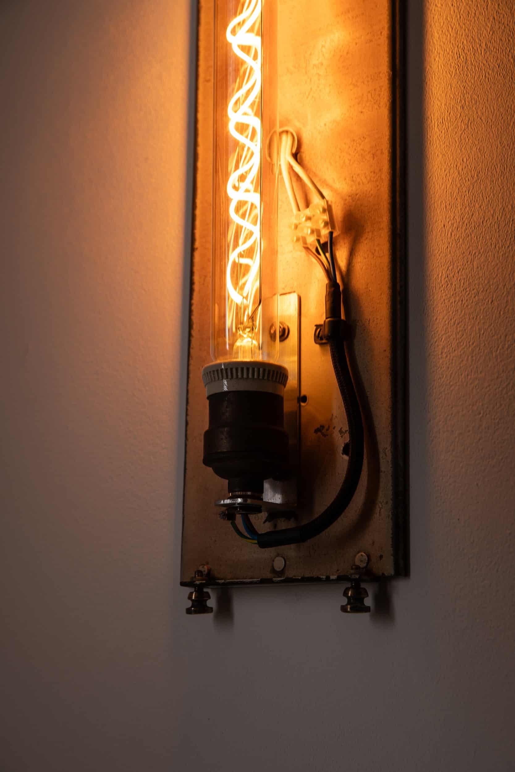 Seltene antike Holophane Pagode Prismenglas und Kupfer Wandlampe, um 1920 (Frühes 20. Jahrhundert) im Angebot