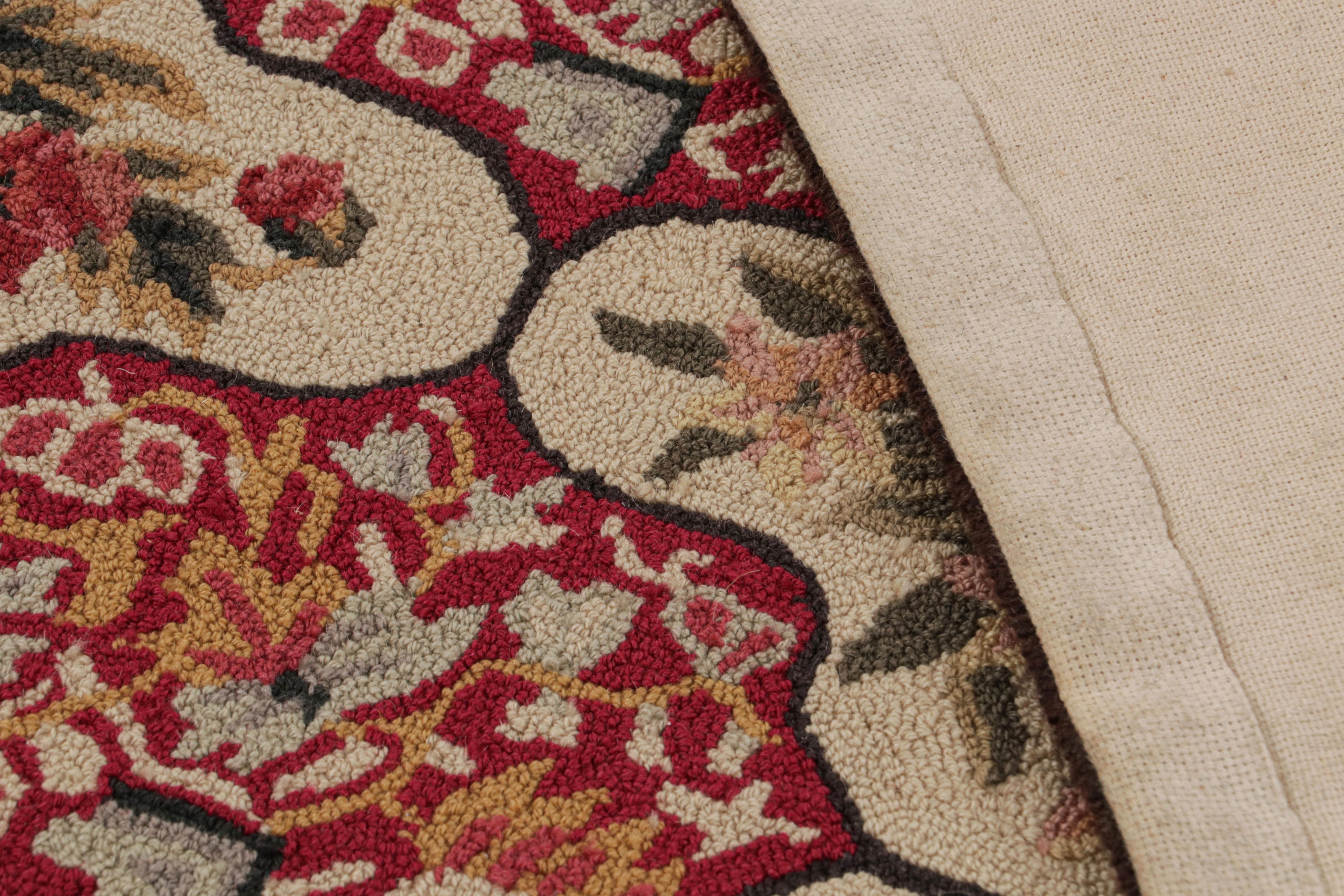 Seltener antiker Kapuzenteppich mit Kapuze und roten und beigefarbenen Blumenmuster, von Rug & Kilim (Wolle) im Angebot