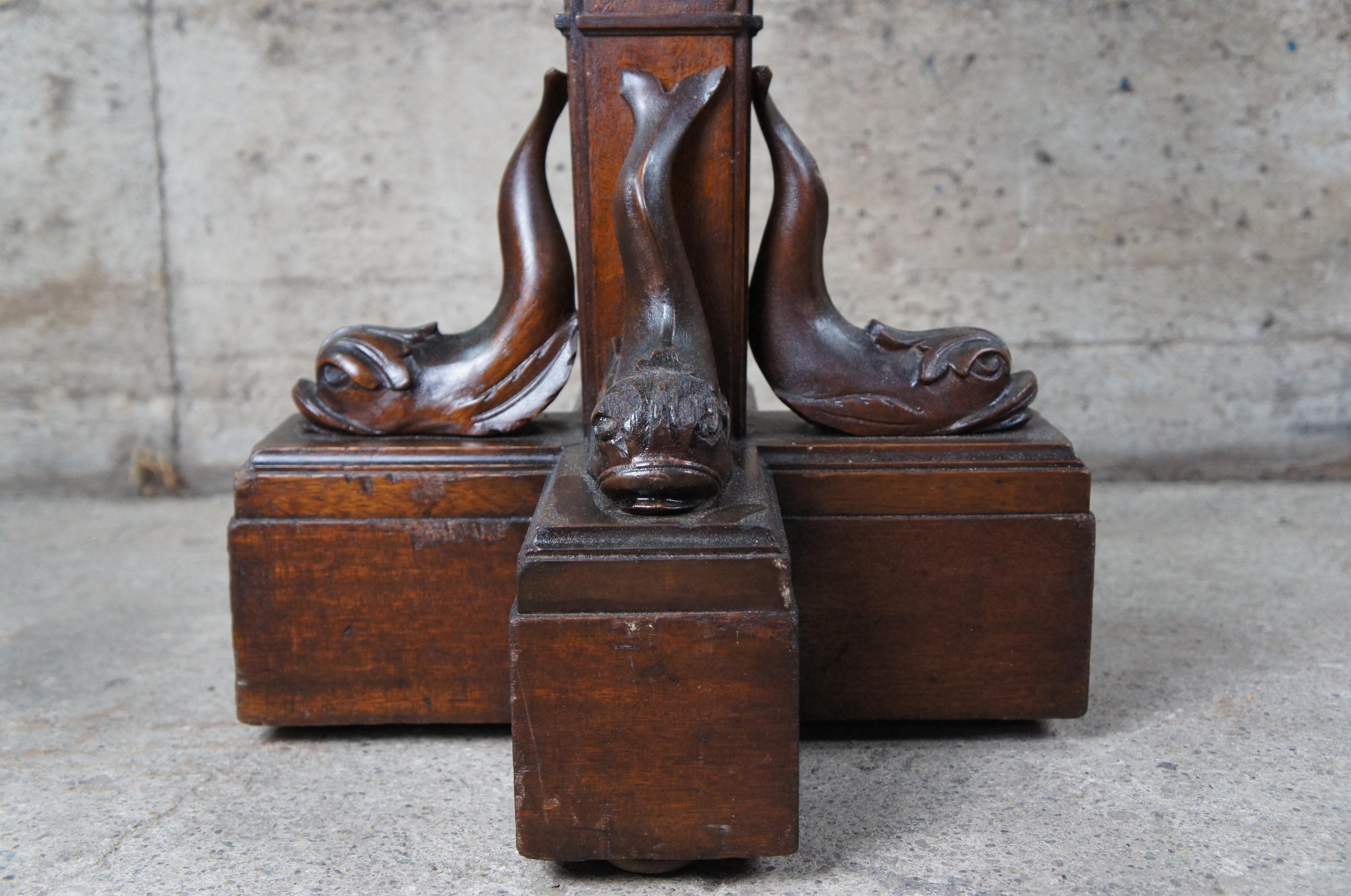 Rara lampada da terra a colonna da biblioteca in legno di quercia intagliato di Hubbell con figure di delfini In condizioni buone in vendita a Dayton, OH