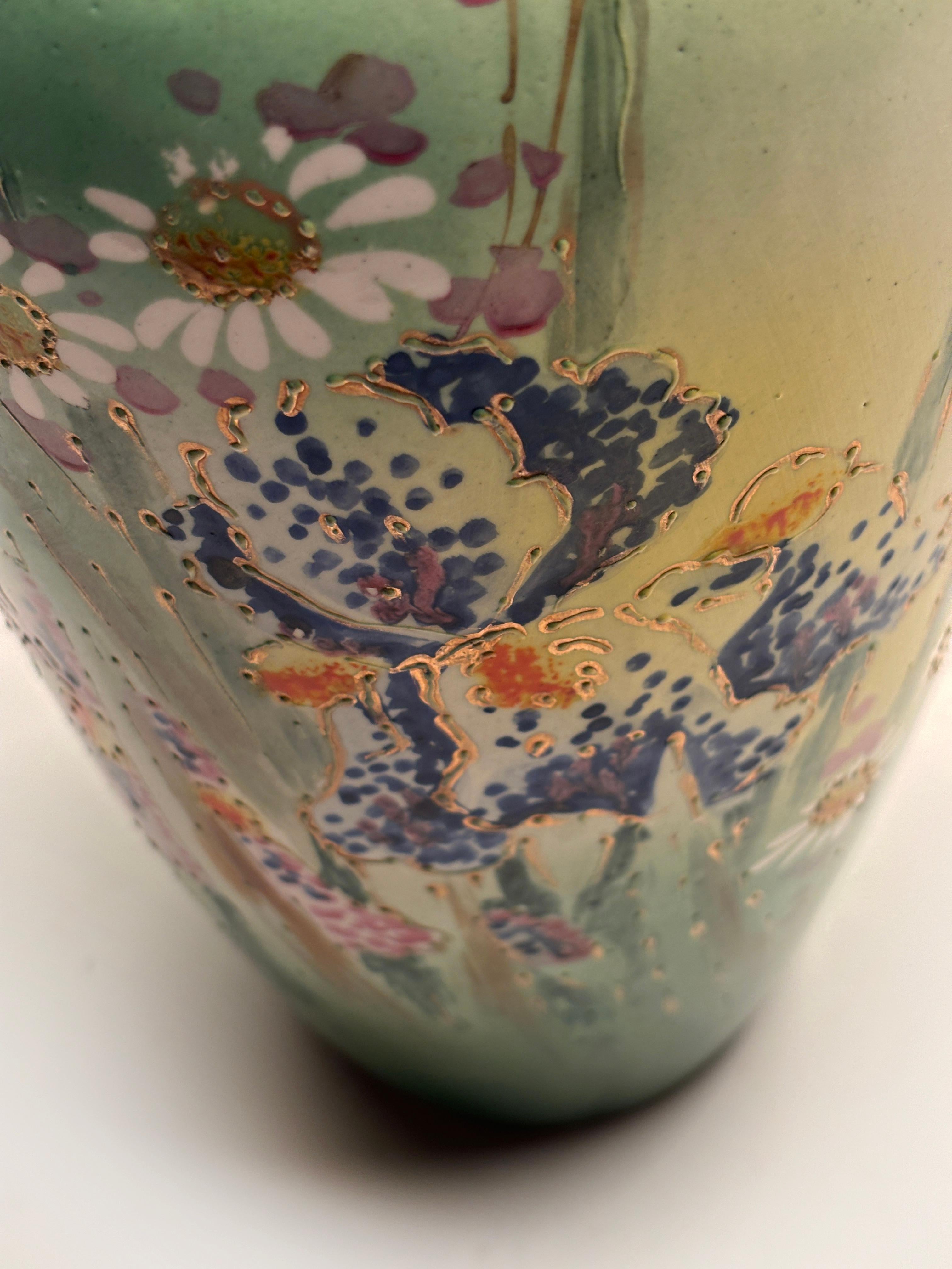 Raro vaso antico impressionista dipinto a mano e rifinito con decorazione Moriage in vendita 3