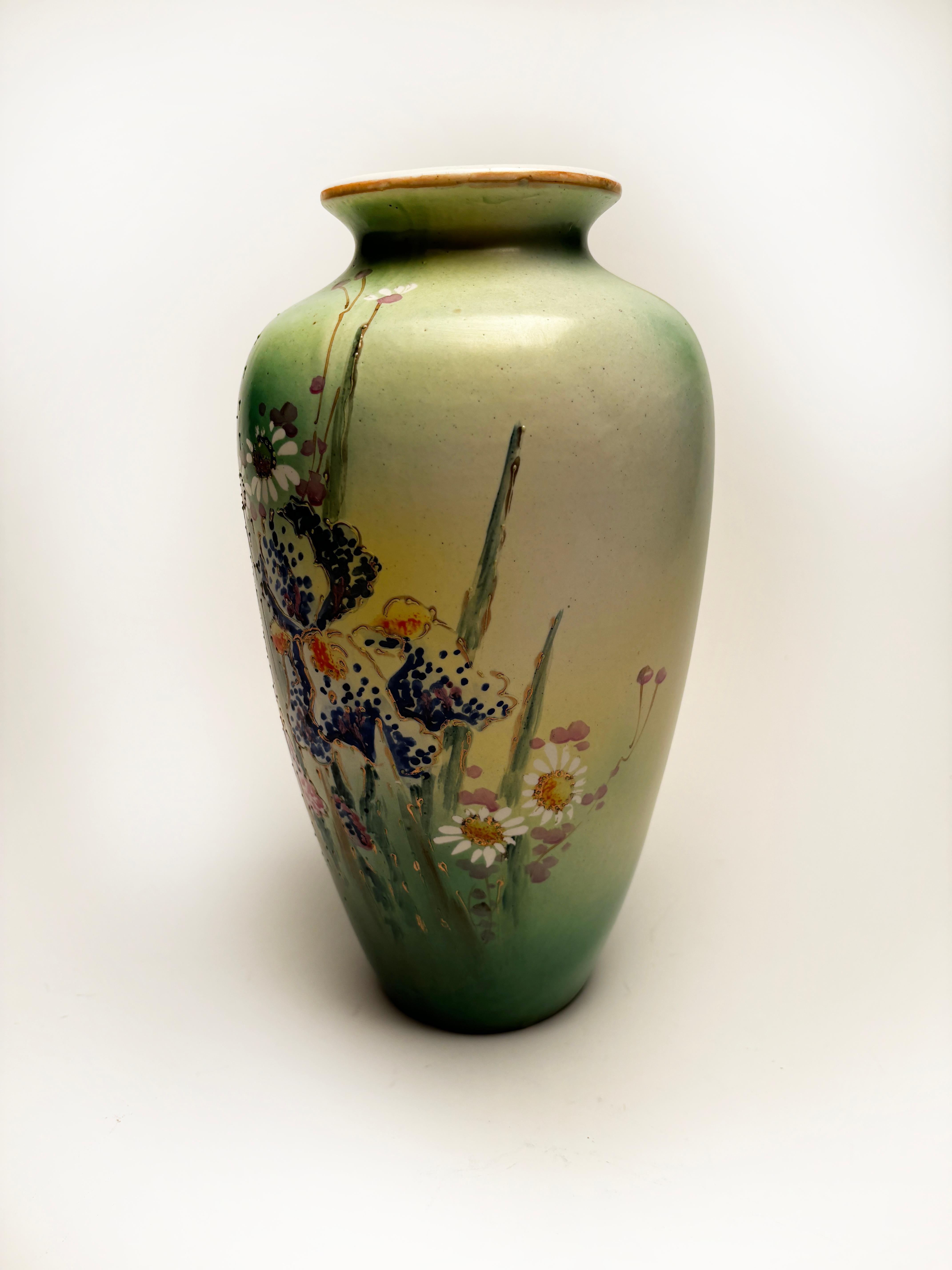 Raro vaso antico impressionista dipinto a mano e rifinito con decorazione Moriage

Questo pezzo di ceramica, di rara bellezza, ha un design semplice, ma è ornato da una colorata rappresentazione impressionistica di fiori in libertà, uno stile simile
