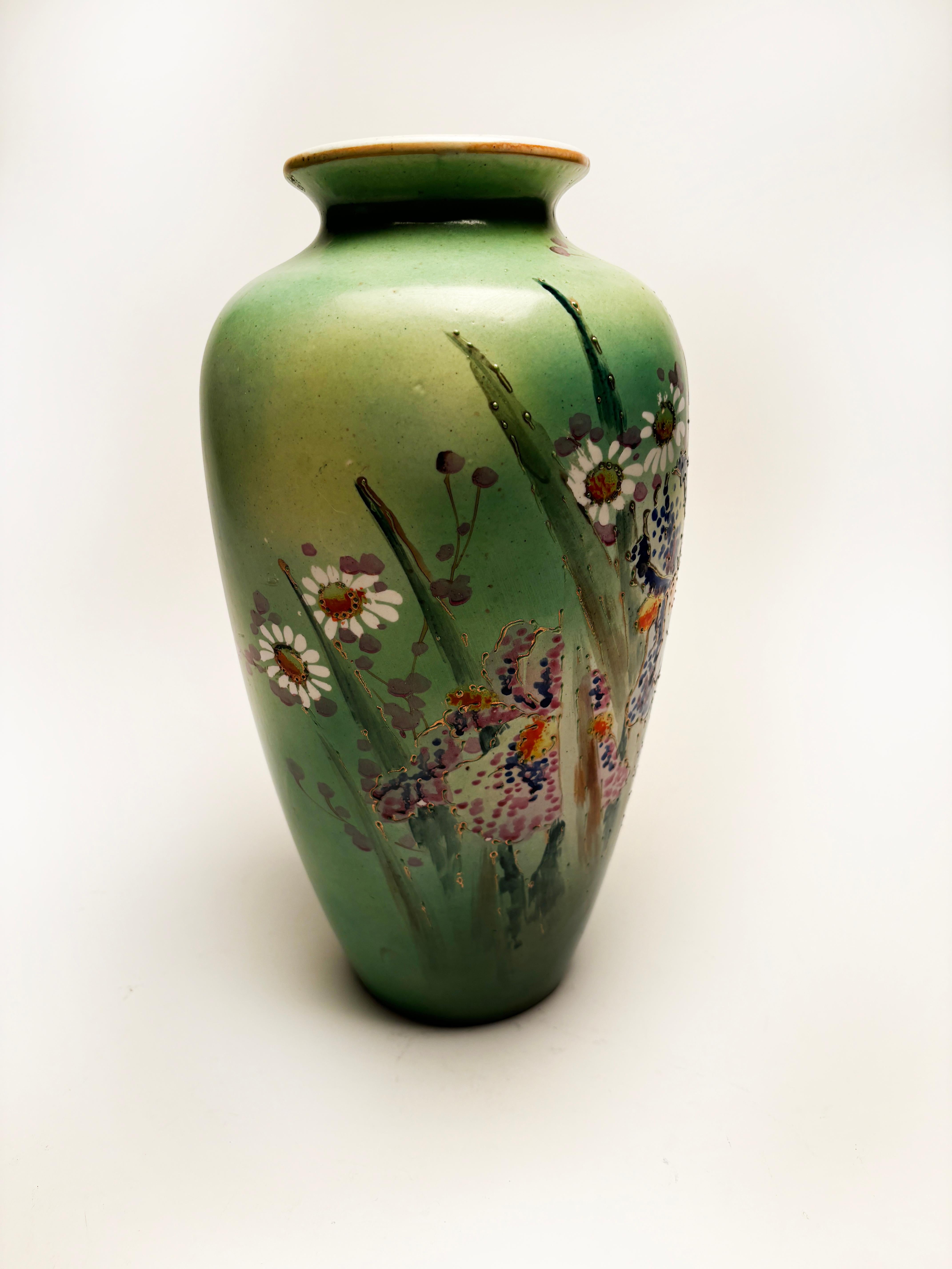 Smaltato Raro vaso antico impressionista dipinto a mano e rifinito con decorazione Moriage in vendita
