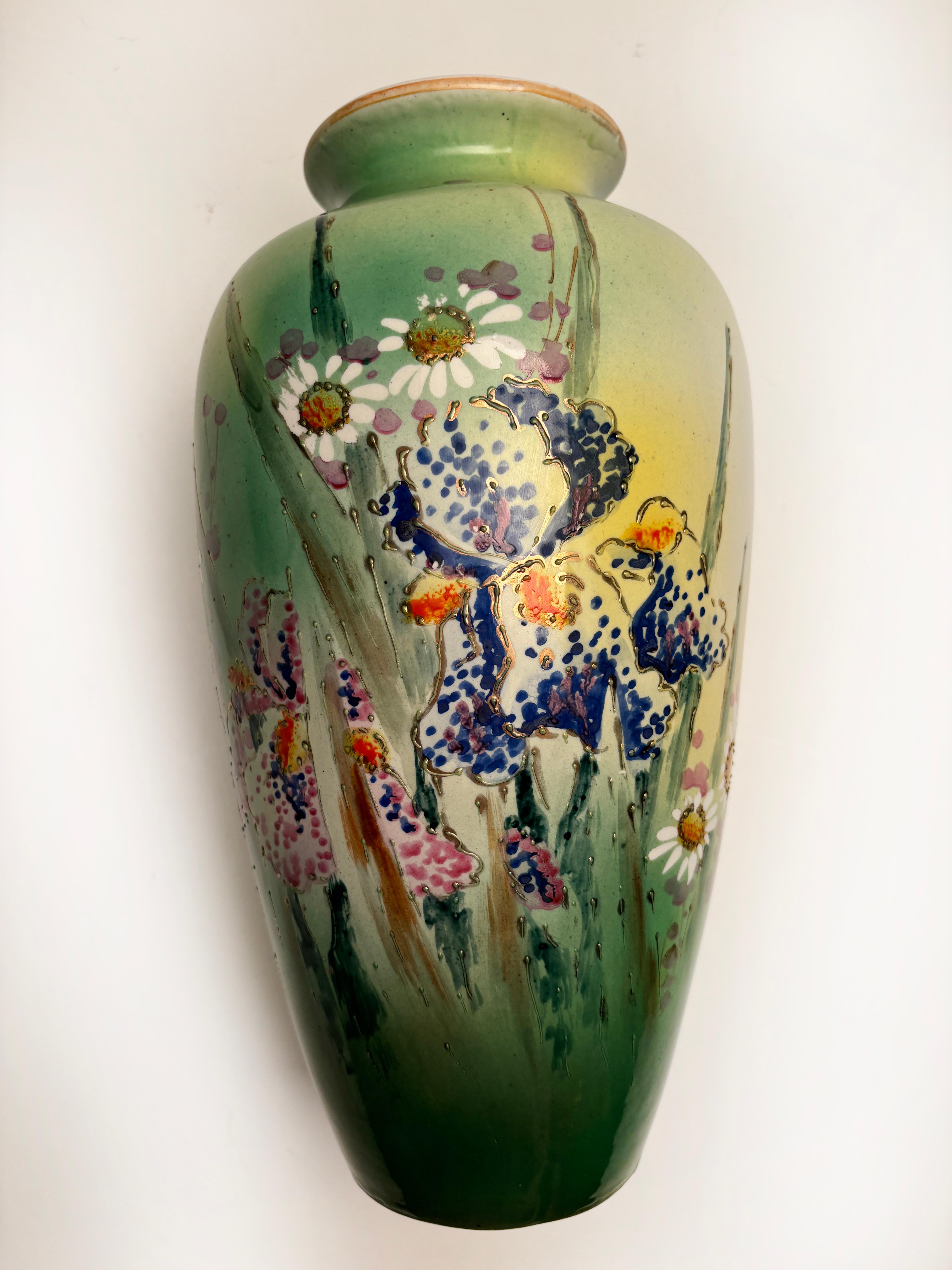 XX secolo Raro vaso antico impressionista dipinto a mano e rifinito con decorazione Moriage in vendita