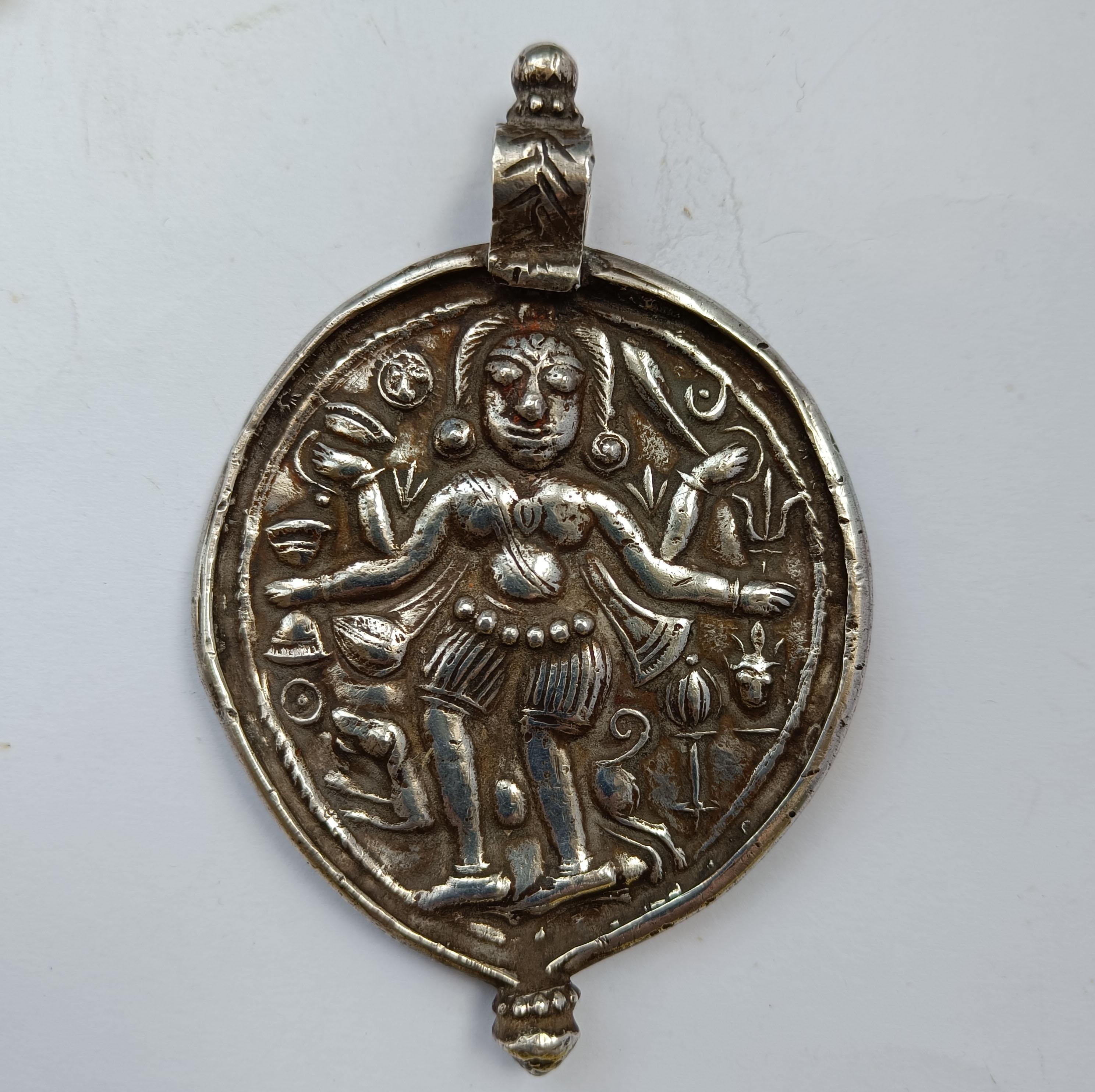 Grand pendentif amulette indienne hindoue en argent, rare et ancienne
Période 19ème siècle
Argent lourd de haute qualité  
Longueur du pendentif 11 x 7,5   cm  poids 65 grammes
Condit : Très bon.

 
 
