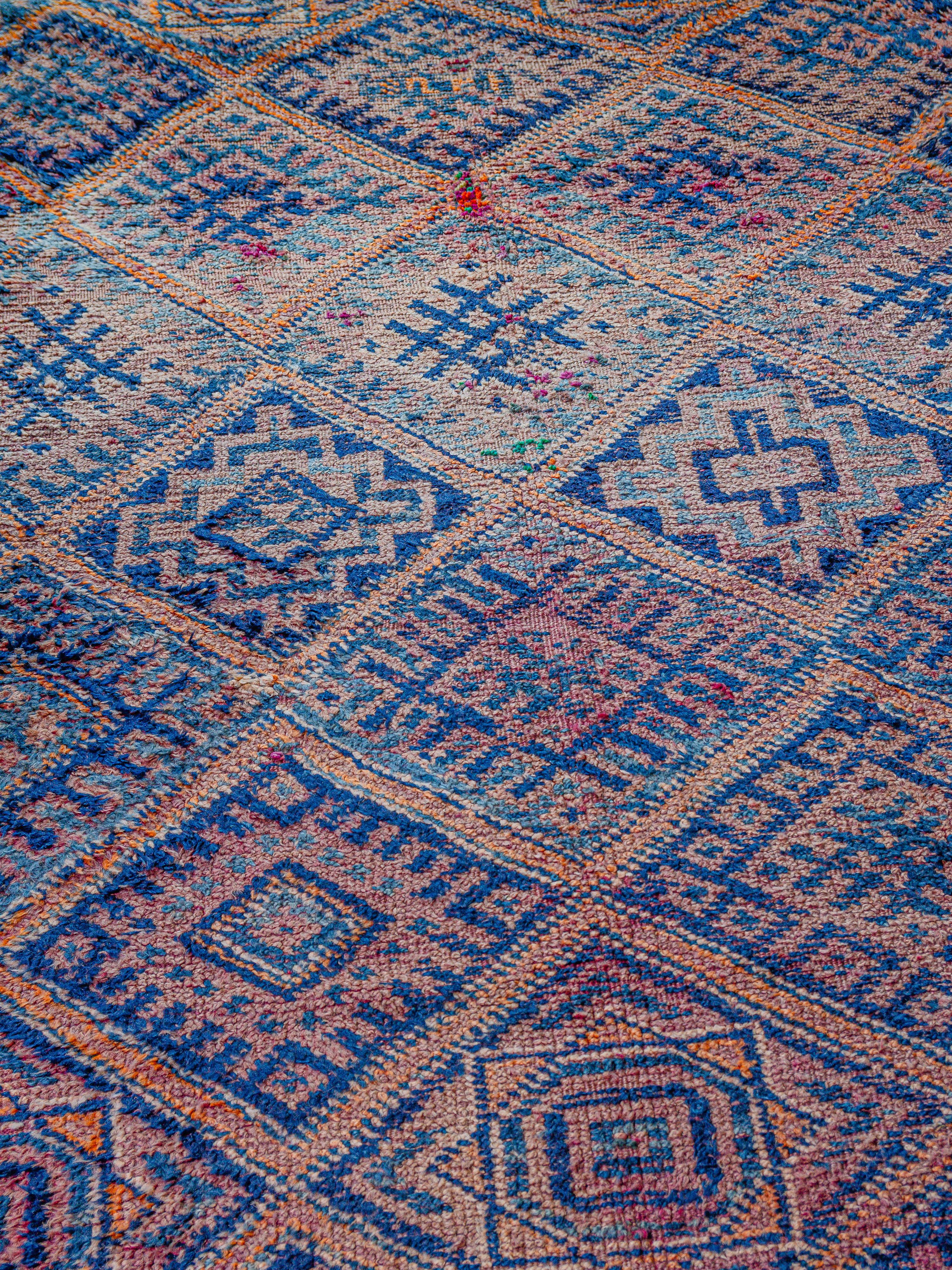 Seltene antike Indigo marokkanische Beni M'Guild Teppich Curated By Breuckelen Berber (Marokkanisch) im Angebot