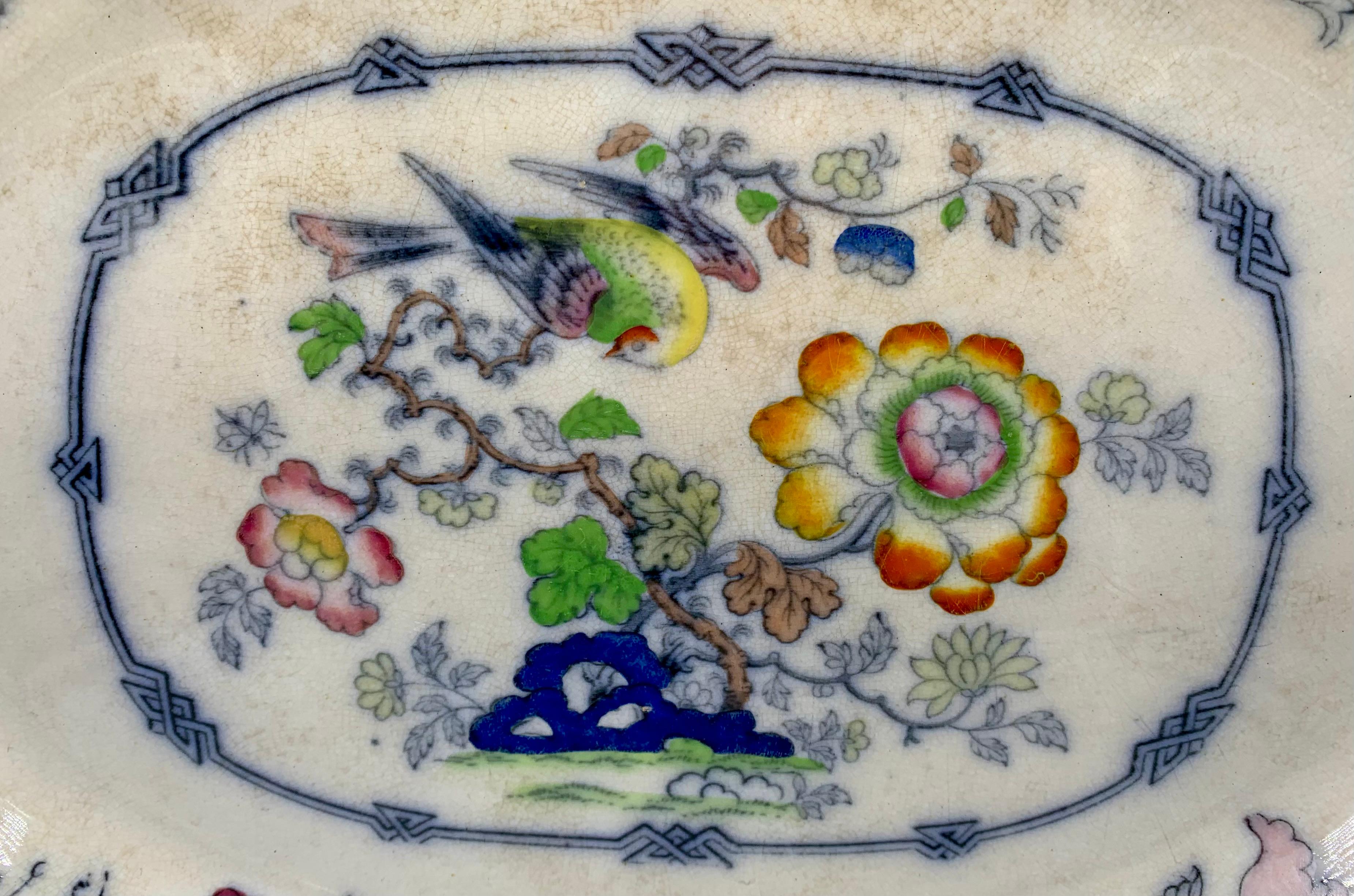 Seltene frühe antike Mason's Ashworth Eisenstein Chinoiserie Muster Hand emailliert und Übertragung dekoriert große Servierplatte
19. Jahrhundert
Kräftige, fröhliche Farben wie Orange, Maulbeere, Kobaltblau, Grün, Gelb, Rosa und Rotbraun bilden eine
