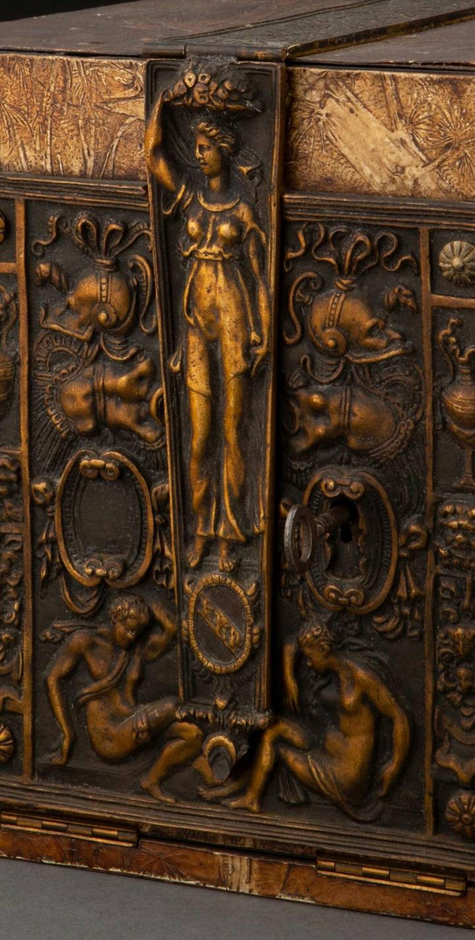 Seltene antike italienische Schmuckschatulle mit vergoldeter Bronzeschlossplatte und Hasenanhänger (Vergoldet) im Angebot