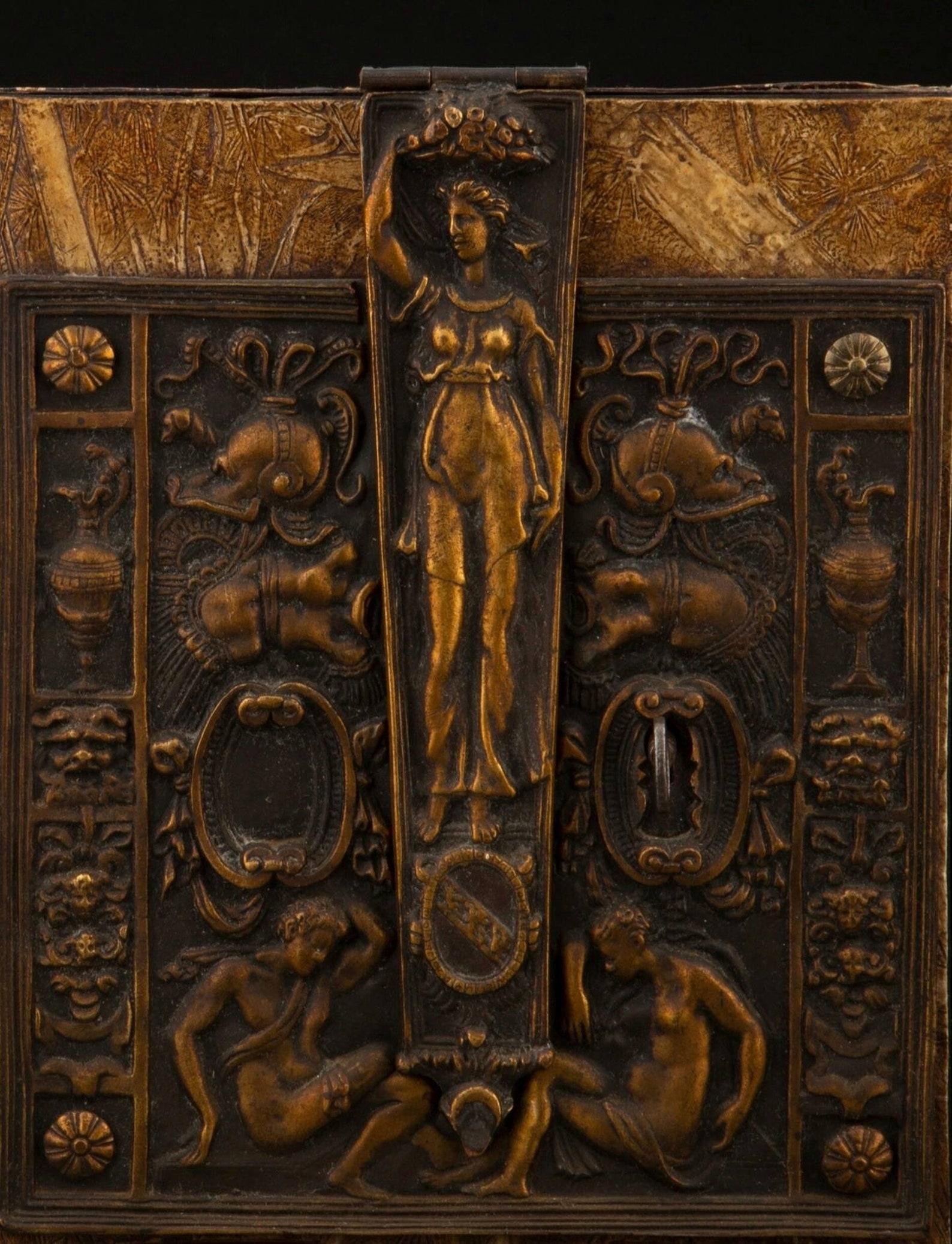 Seltene antike italienische Schmuckschatulle mit vergoldeter Bronzeschlossplatte und Hasenanhänger im Angebot 1
