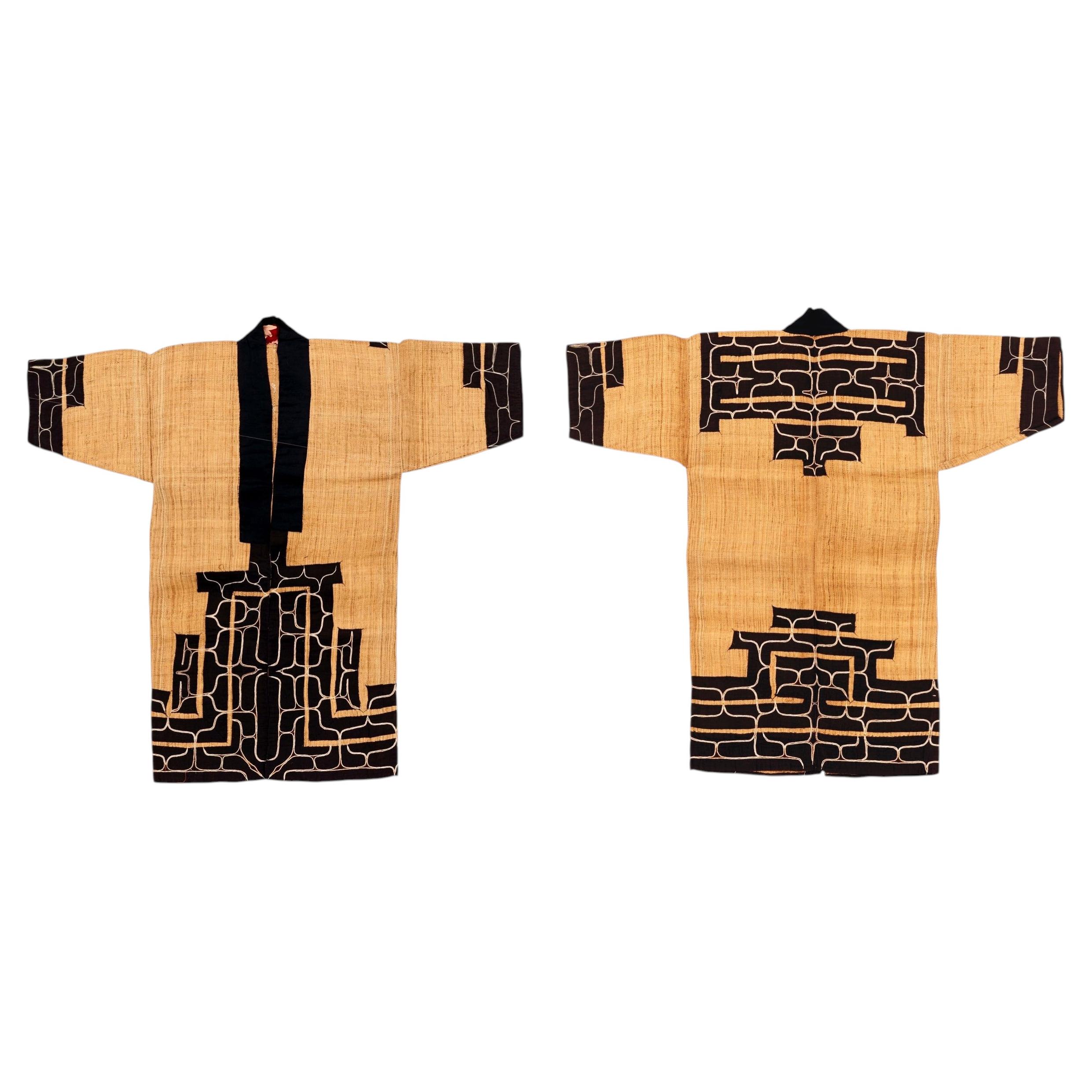 Rara túnica antigua japonesa ainu de fibras de olmo de Hokkaido con bordado apliques