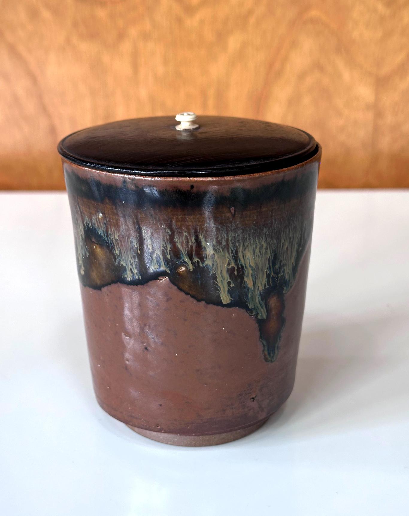 Céramique Rare Antique Japanese Ceramic Takatori Ware Hoso Mizusashi en vente