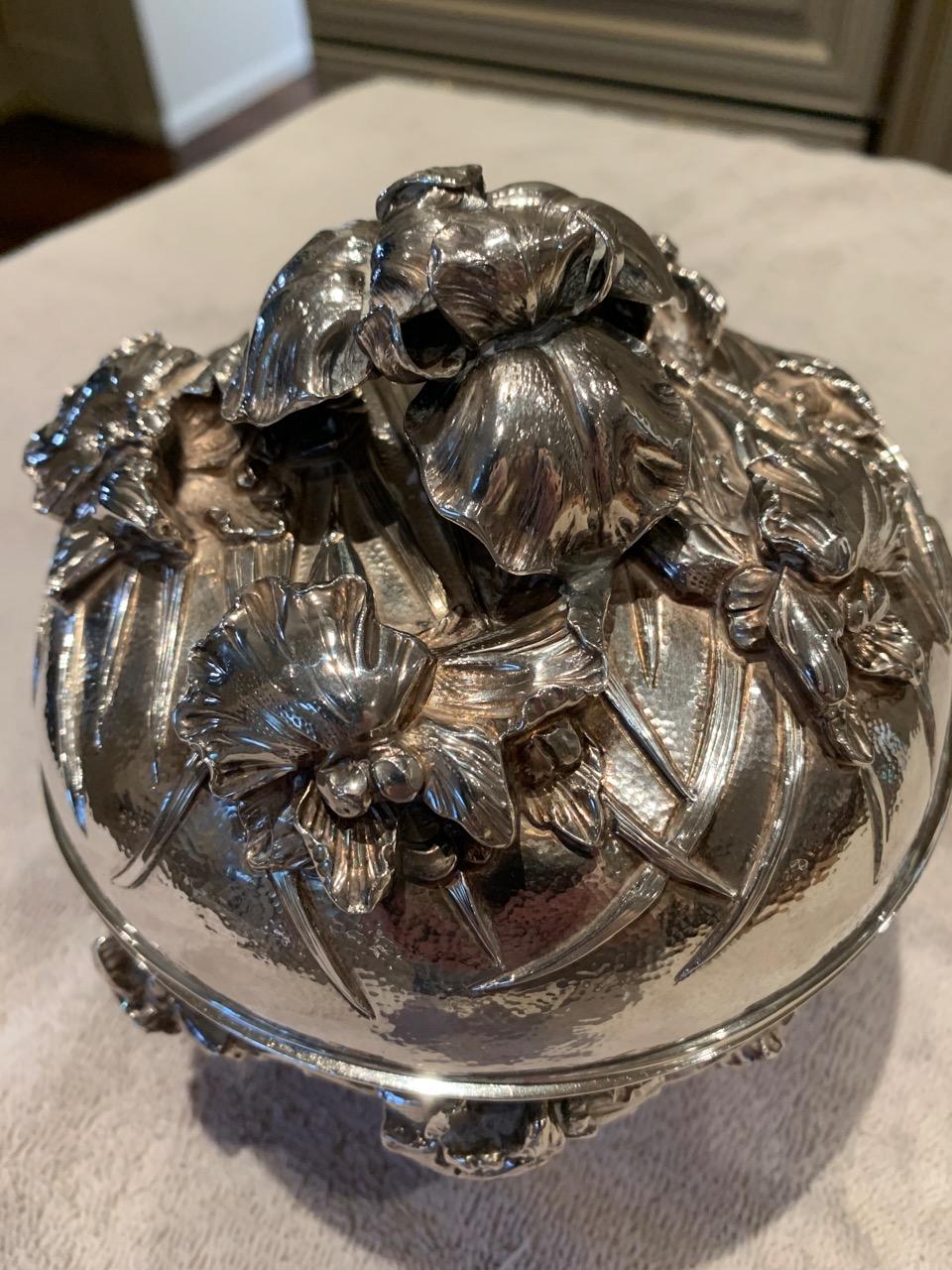 Ce qui fait de cette pièce un exceptionnel et rare bol à double paroi en argent massif de la période Meiji, c'est qu'elle est munie d'un couvercle et qu'elle met en valeur le magnifique travail en haut-relief d'iris et de roseaux en fleurs sur un