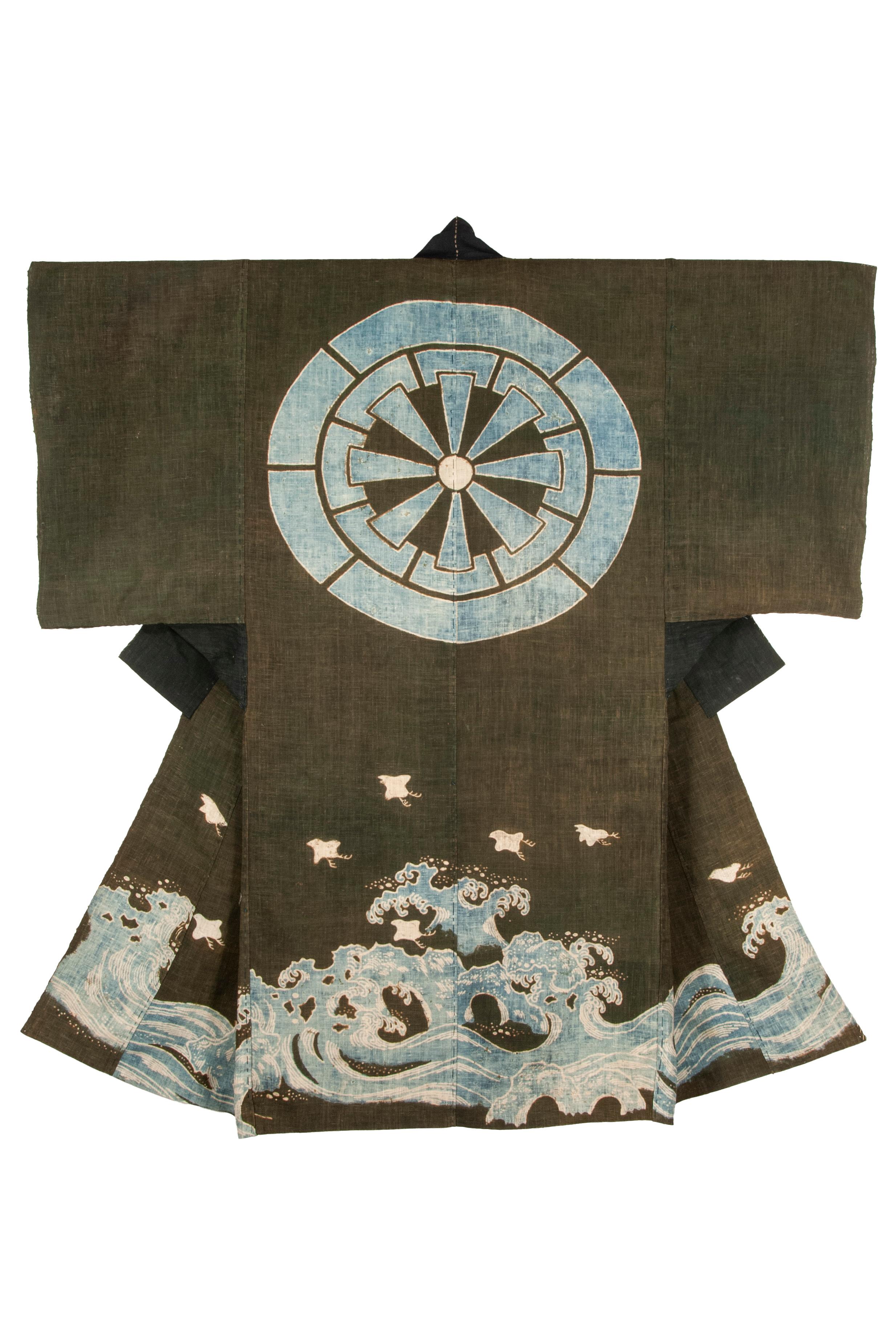 Raro Kimono Japonés Antiguo de Gran Tamaño para Dormir (Yogui)

Es la capa exterior de un tipo de kimono para dormir con forma, conocido como yogui. Los yoguis eran de uso más común durante los periodos Edo y Meiji, pero su uso parece haberse