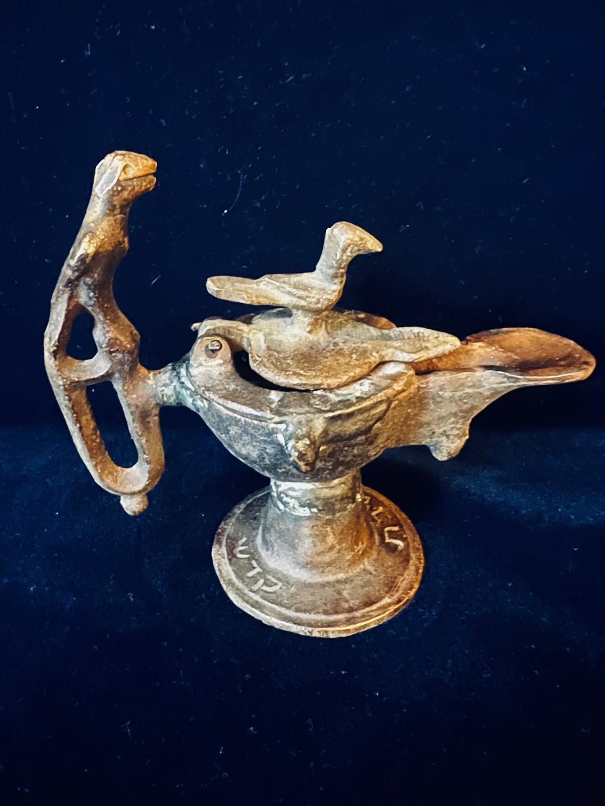 Une extraordinaire et très rare lampe à huile de Saint Sabbat avec les inscriptions en langue hébraïque qui signifient 
