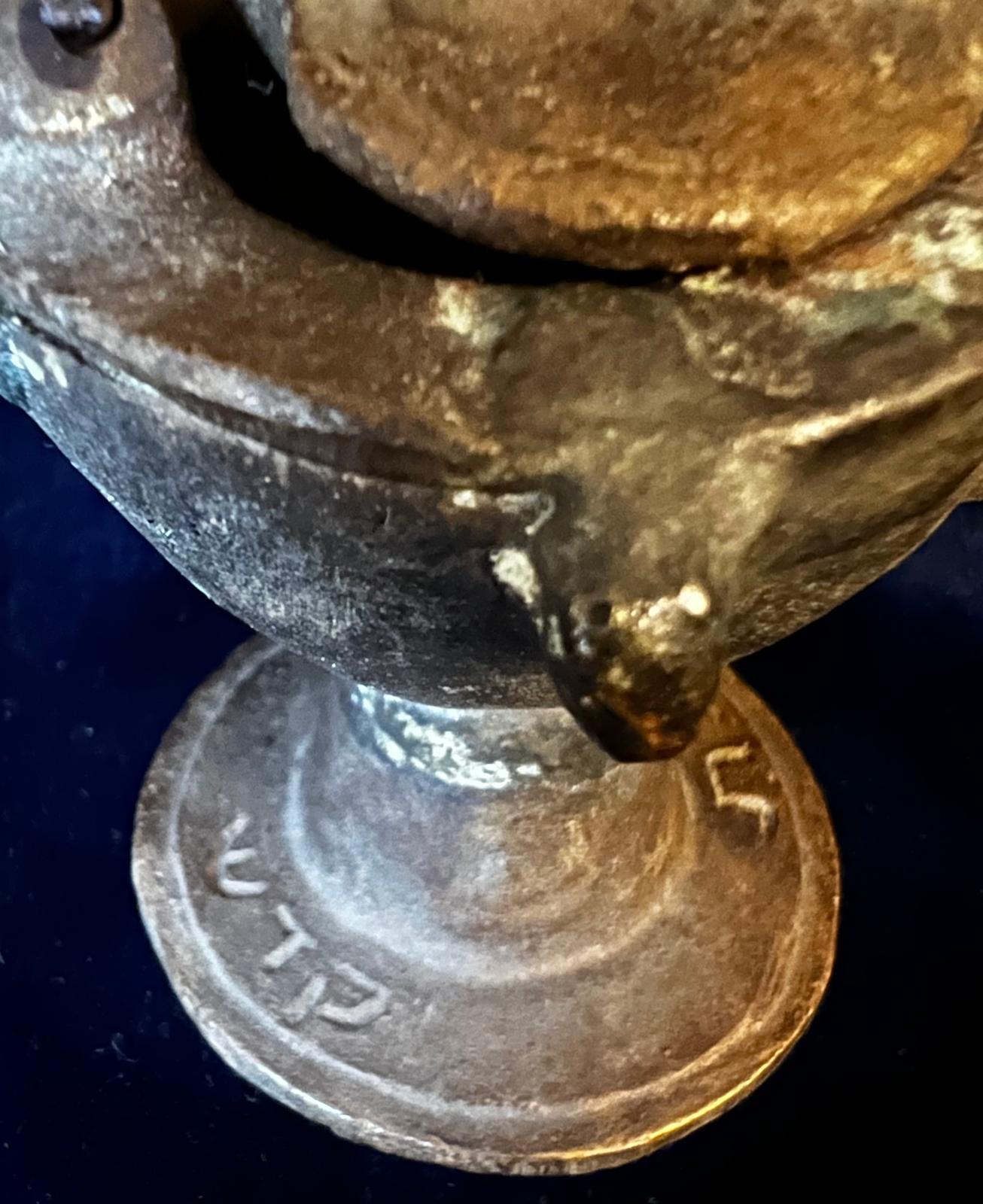 Rare lampe à huile judaïque ancienne en bronze avec inscriptions hébraïques Bon état - En vente à Doha, QA