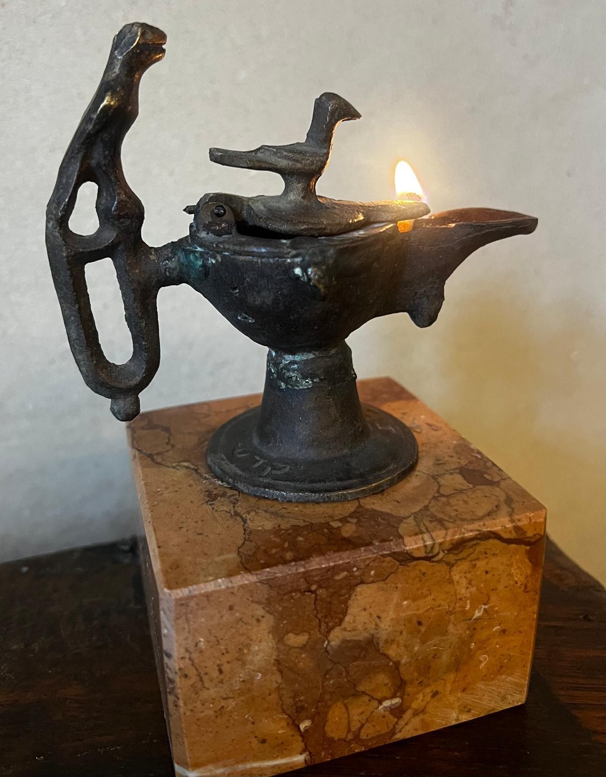 XVIIIe siècle et antérieur Rare lampe à huile judaïque ancienne en bronze avec inscriptions hébraïques en vente