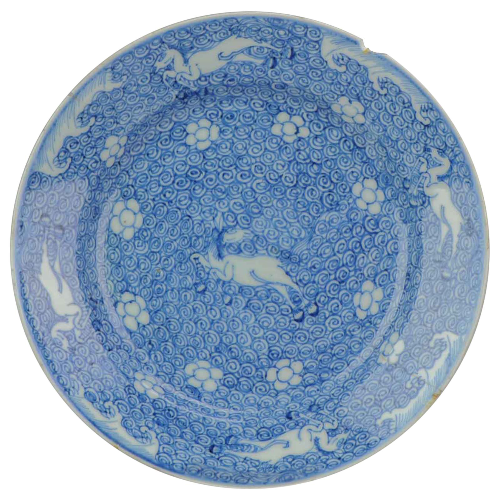 Rare et ancienne assiette en porcelaine chinoise Kangxi 16621722 représentant des chevaux de Galloping