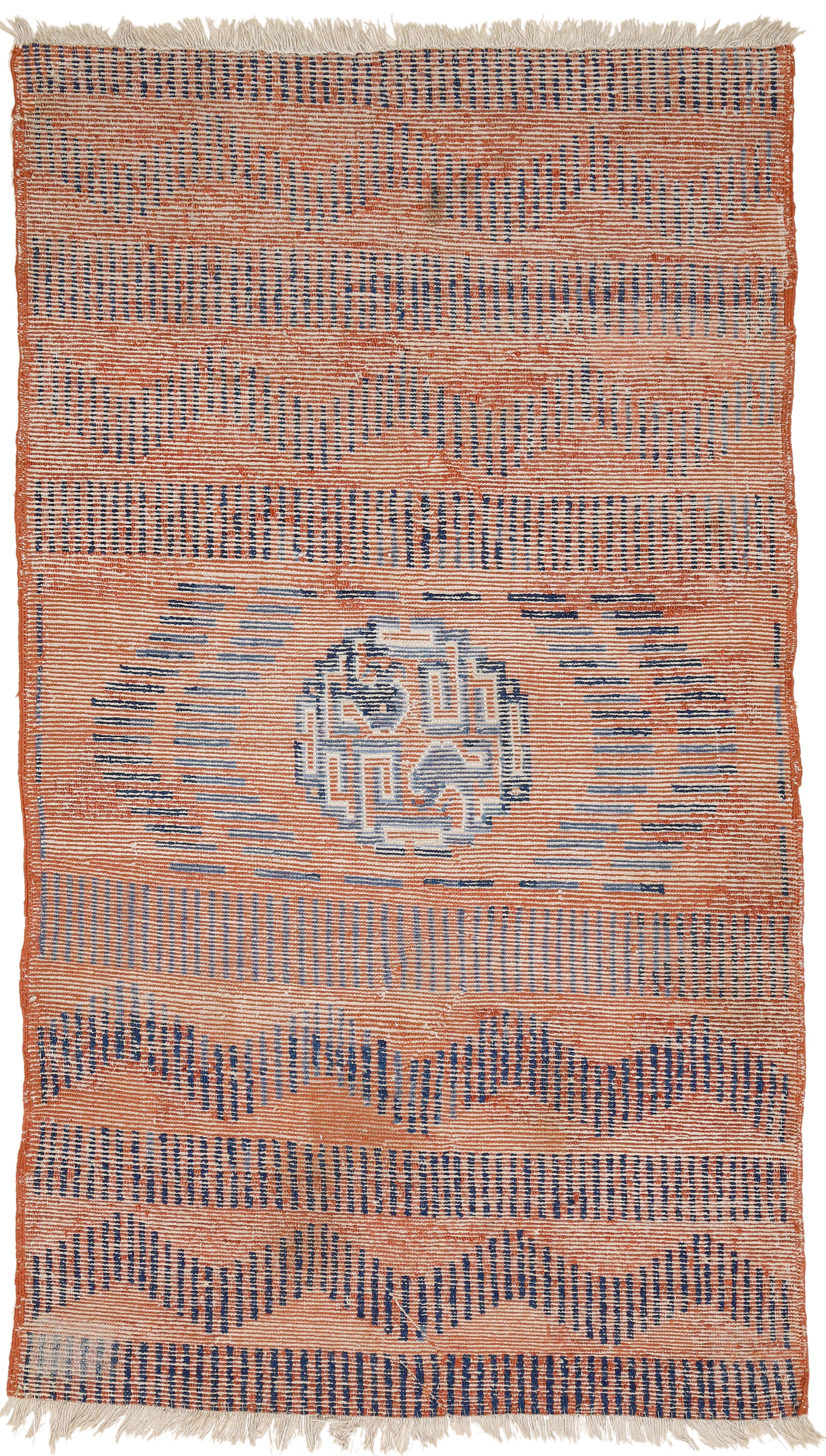 Esta alfombra pertenece a un pequeño grupo de tejidos definidos recientemente como RKO por su diseño distintivo, consistente en una secuencia de bandas con trazos y rayas que recuerdan las ondas sonoras presentes en el logotipo de la compañía