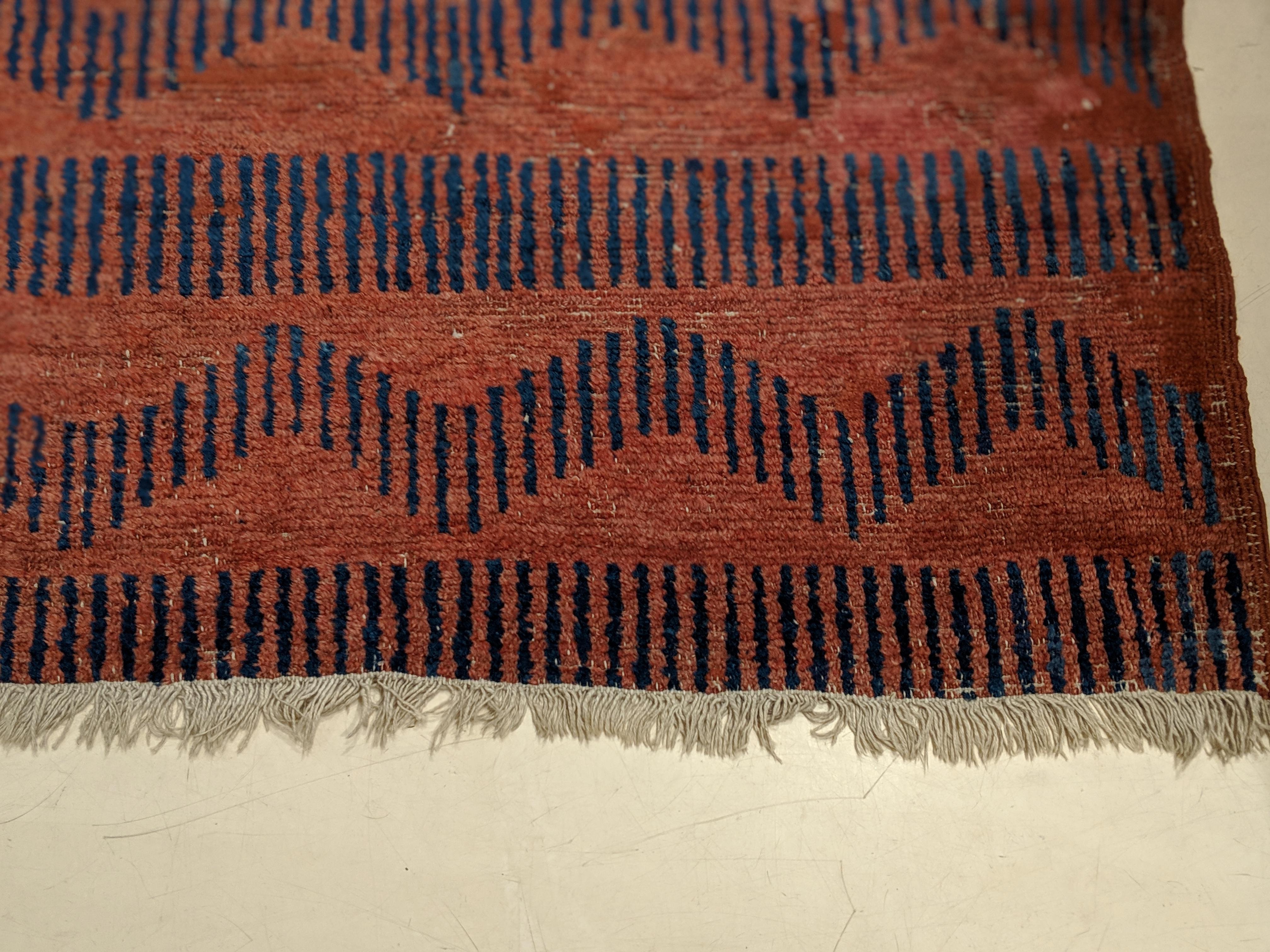 Rara Alfombra Kansu Antigua con Dibujo de Piel de Tigre y Dragones Enfrentados en Bueno estado para la venta en Milan, IT