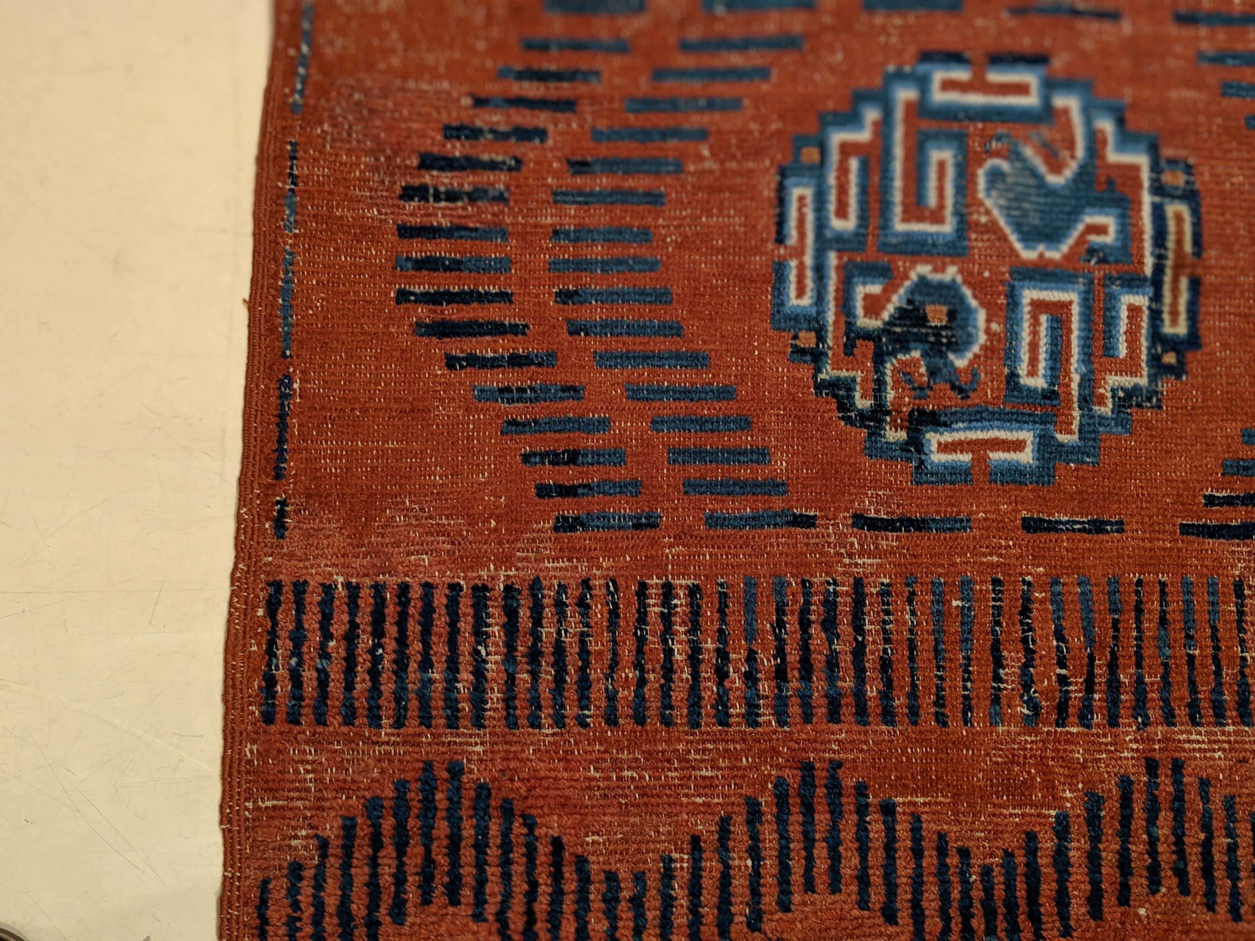 Rara Alfombra Kansu Antigua con Dibujo de Piel de Tigre y Dragones Enfrentados siglo XIX en venta