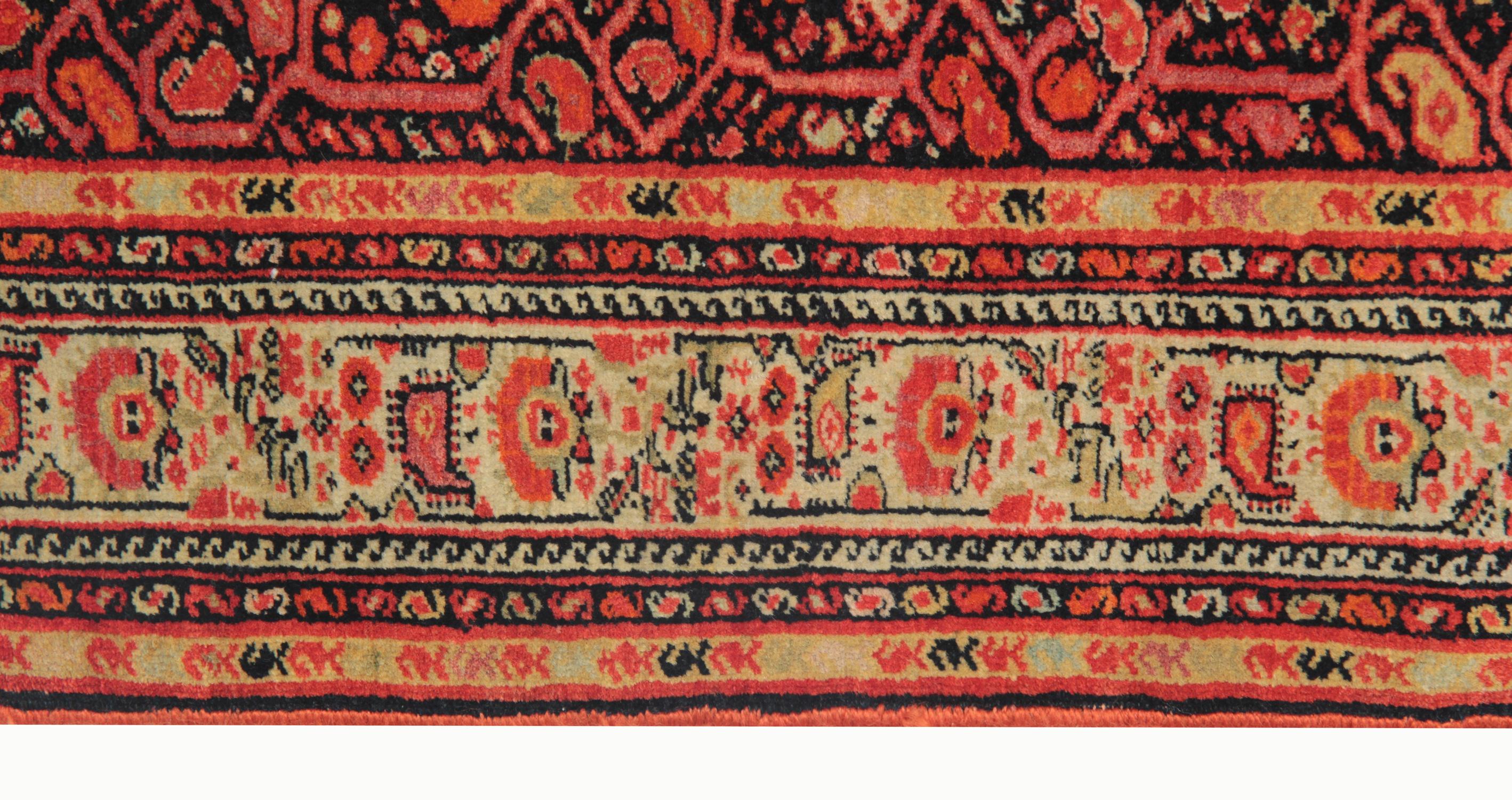 Seltener antiker roter Malayer-Teppich aus traditioneller Wolle mit Herati-Fisch-Muster (Rustikal) im Angebot