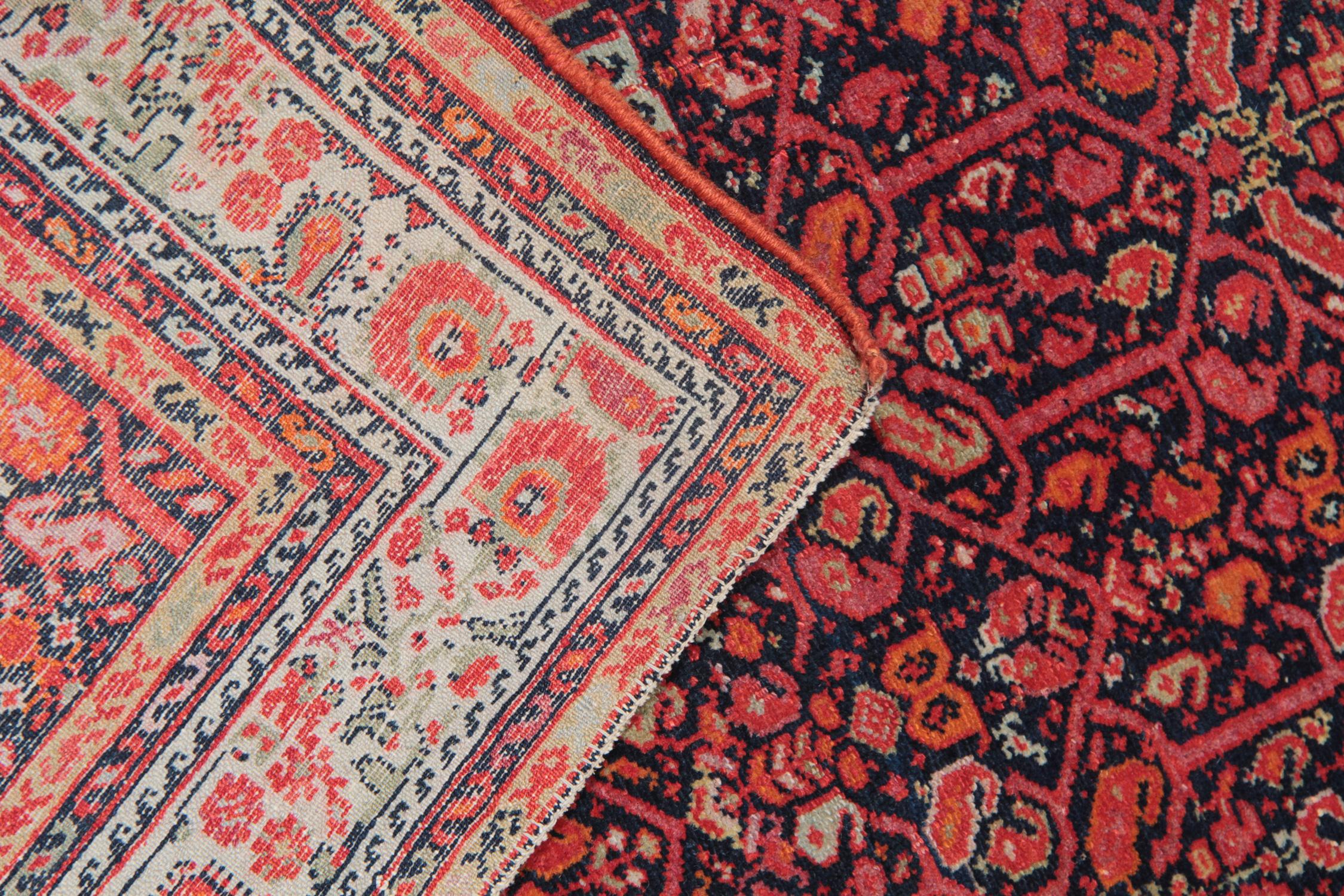 Seltener antiker roter Malayer-Teppich aus traditioneller Wolle mit Herati-Fisch-Muster (Handgefertigt) im Angebot