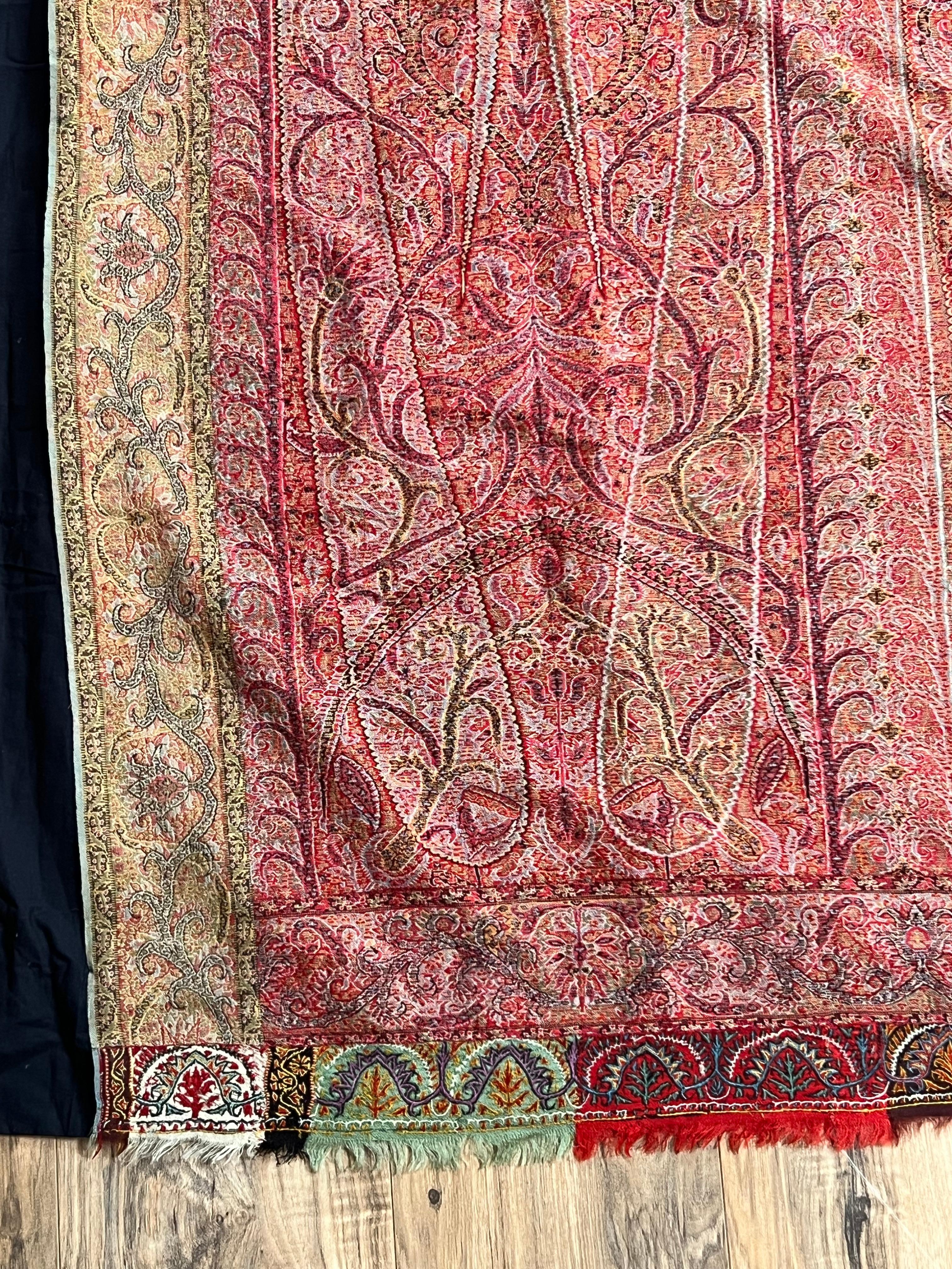 Raro scialle a luna antico Kashmiri Kani con medaglione e iscrizione tessuta in vendita 2