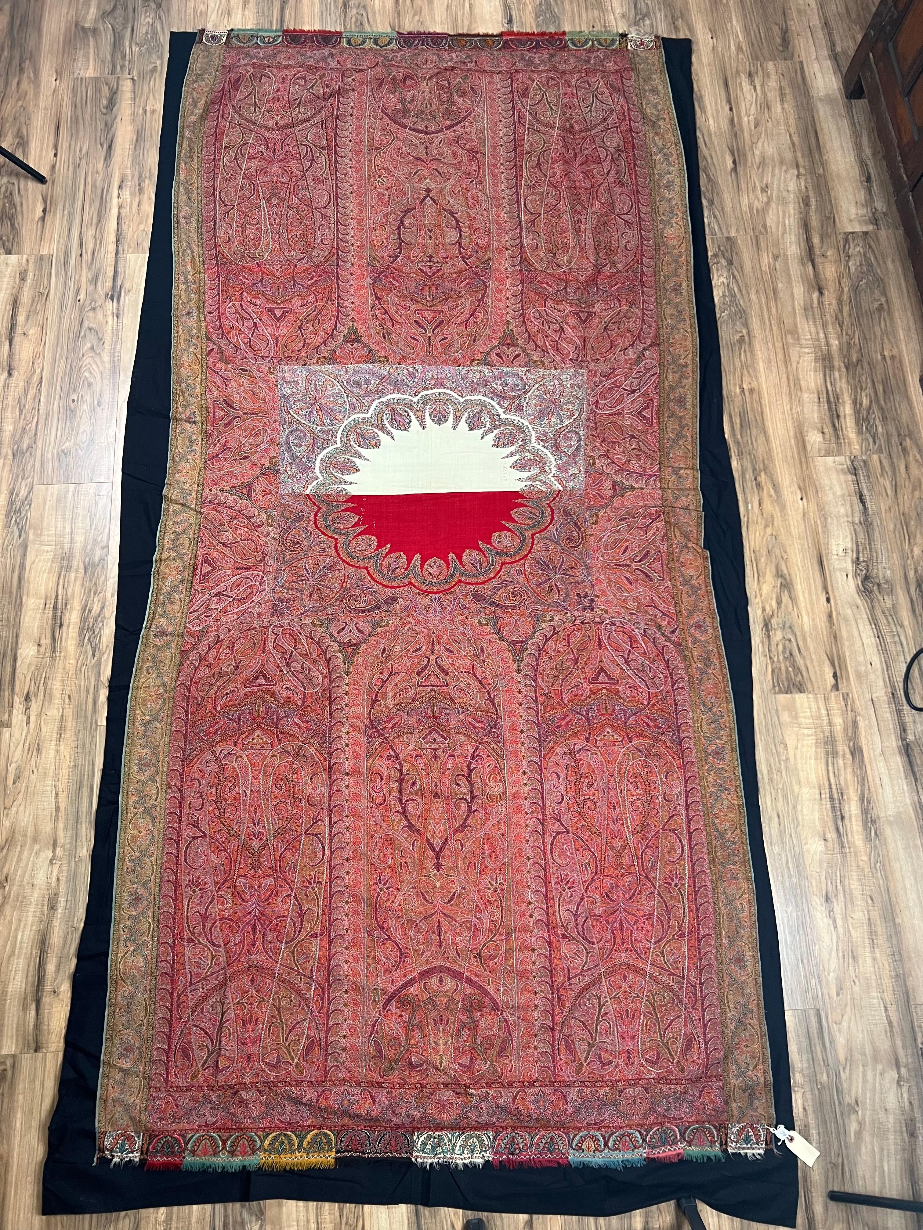 Lavori ad ago Raro scialle a luna antico Kashmiri Kani con medaglione e iscrizione tessuta in vendita