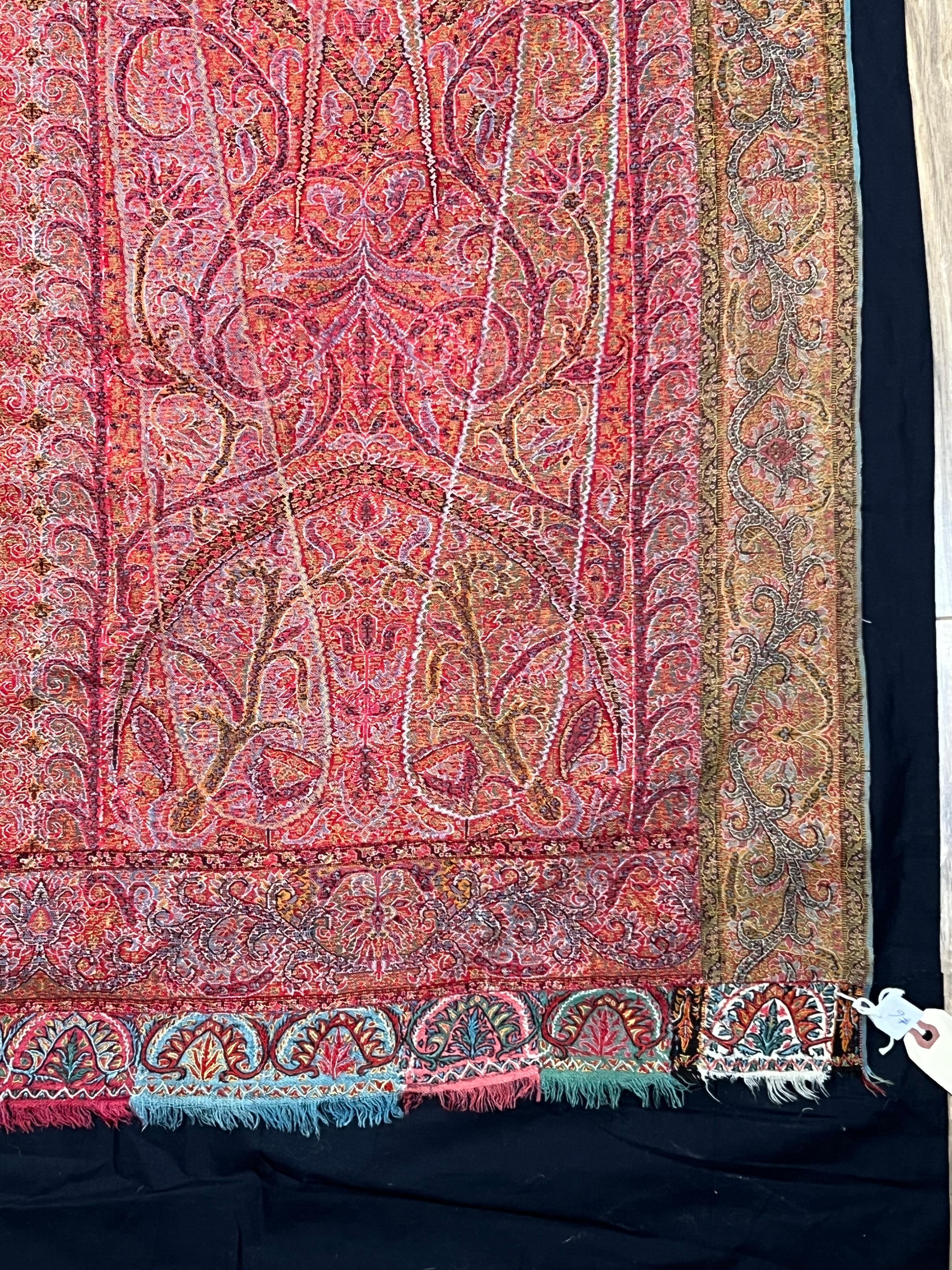 Raro scialle a luna antico Kashmiri Kani con medaglione e iscrizione tessuta In condizioni buone in vendita a Westfield, MA