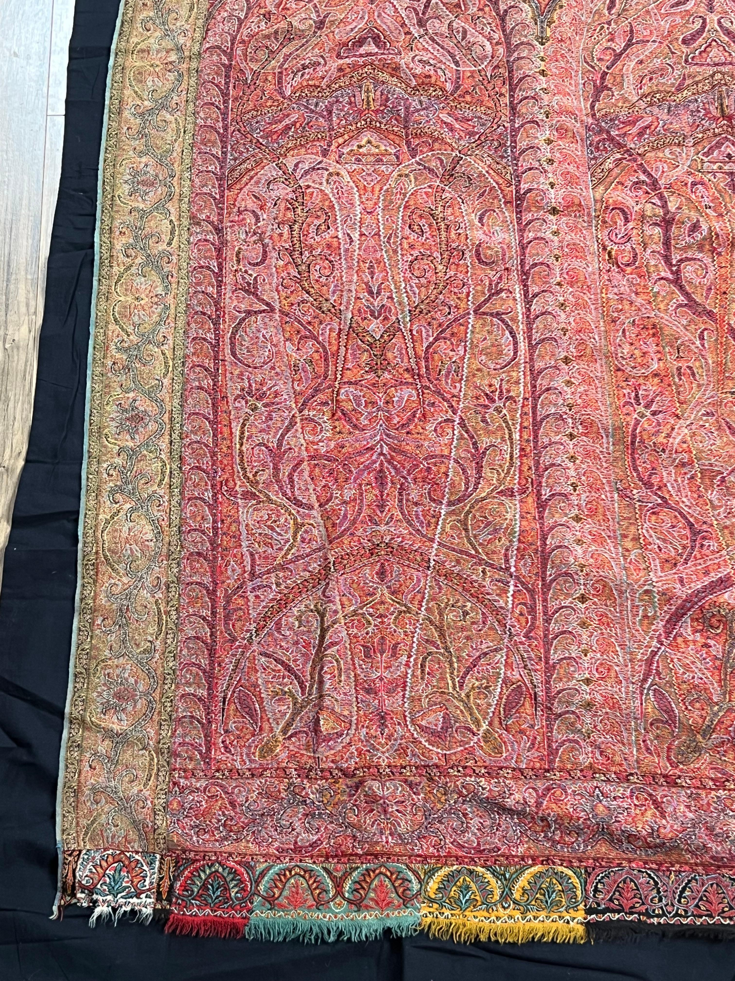 Lana Raro scialle a luna antico Kashmiri Kani con medaglione e iscrizione tessuta in vendita