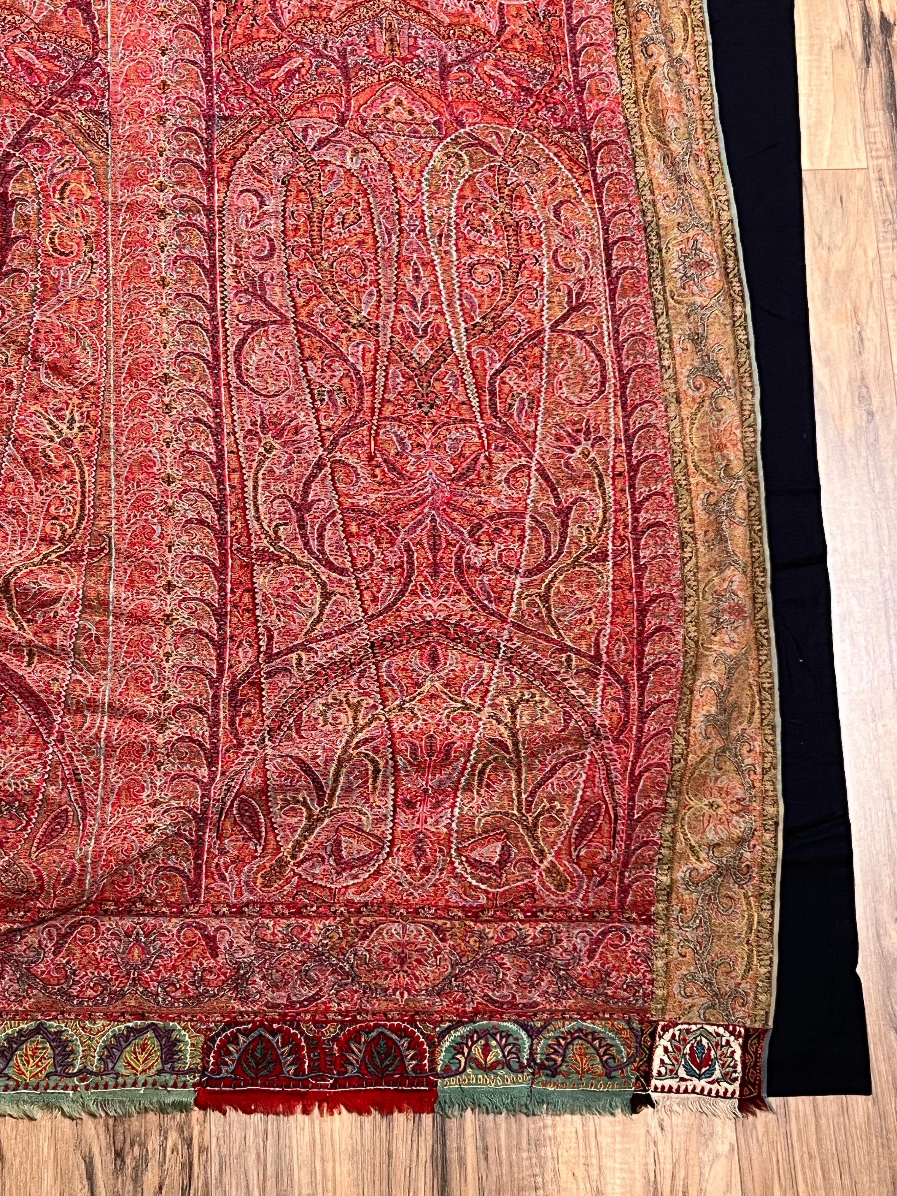 Raro scialle a luna antico Kashmiri Kani con medaglione e iscrizione tessuta in vendita 1