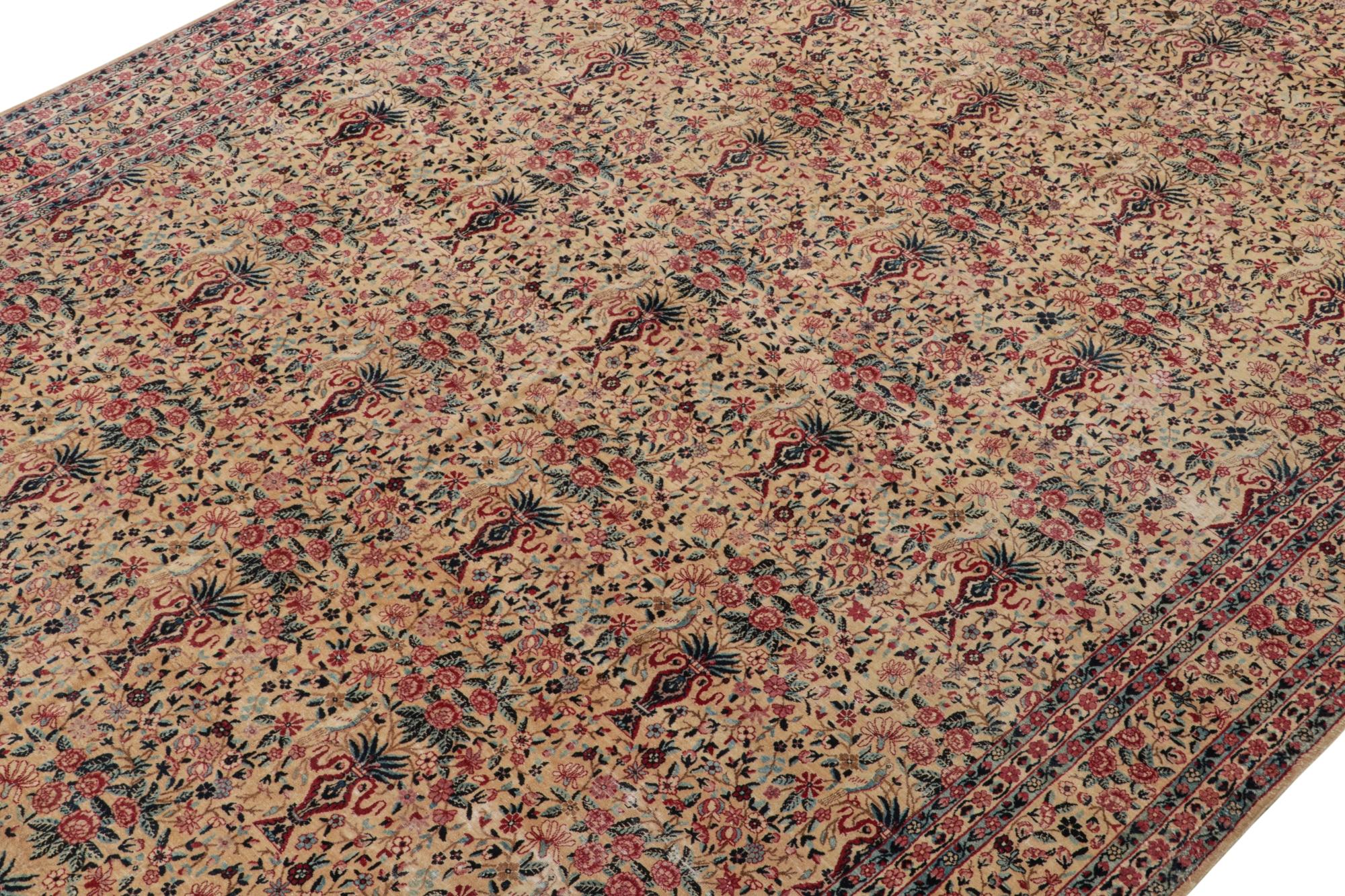 Noué à la main en laine vers 1910-1920, ce tapis persan ancien 9x17 est une rare pièce de signature de la provenance de Kerman Lavar - nouvellement conservée par Rug & Kilim.

Sur le Design/One : 

Ce tapis est une pièce rare de Costikyan avec un