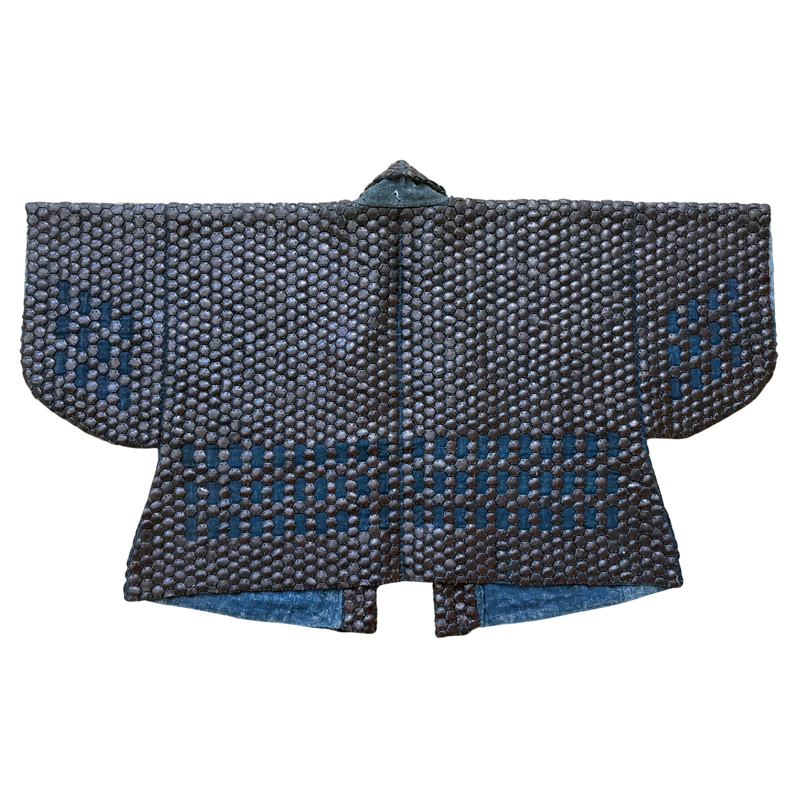 Eine seltene und gut erhaltene Kikko-Jacke, die seit der Zeit der mongolischen Invasionen in Japan (1270er Jahre) traditionell von der Daimyo-Elite und der Samurai-Klasse als Unterrüstung verwendet wurde, und besonders häufig von der