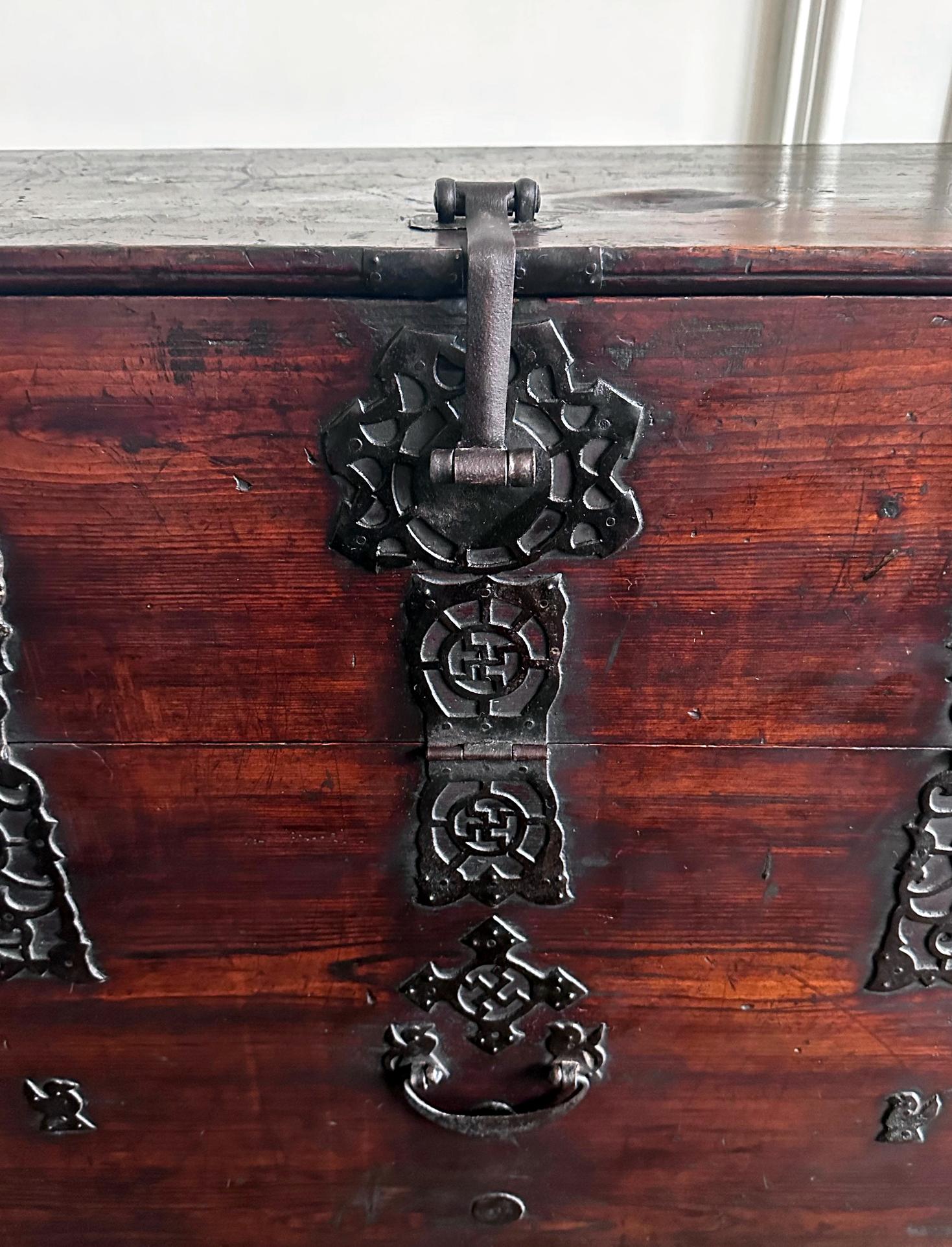 Rare Antique Korean Nothern Bandaji from Hwanghae Do For Sale 4